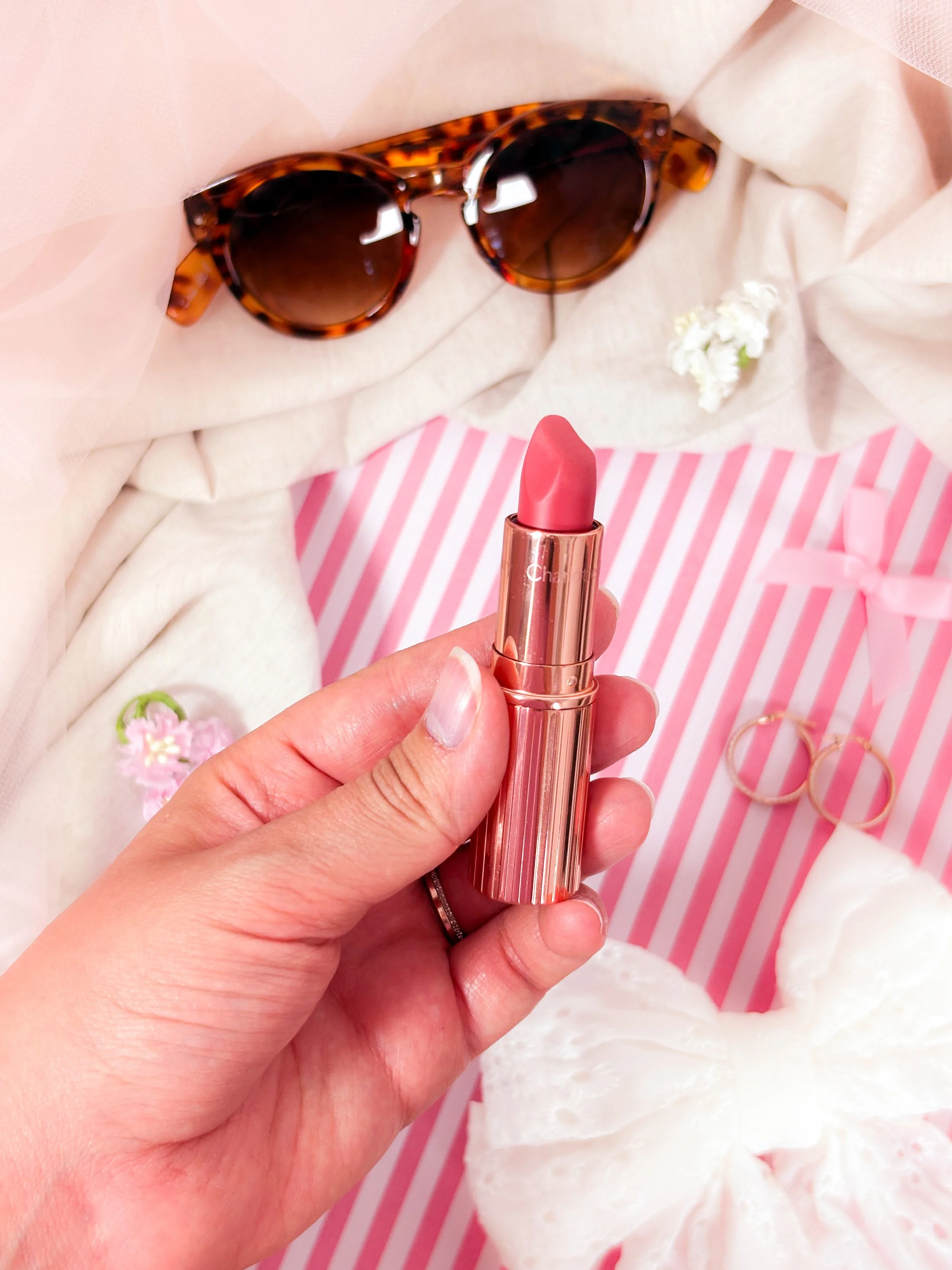 Matte Revolution Sexy Sienna de Charlotte Tilbury, le rouge à lèvres pêche idéal pour l'été