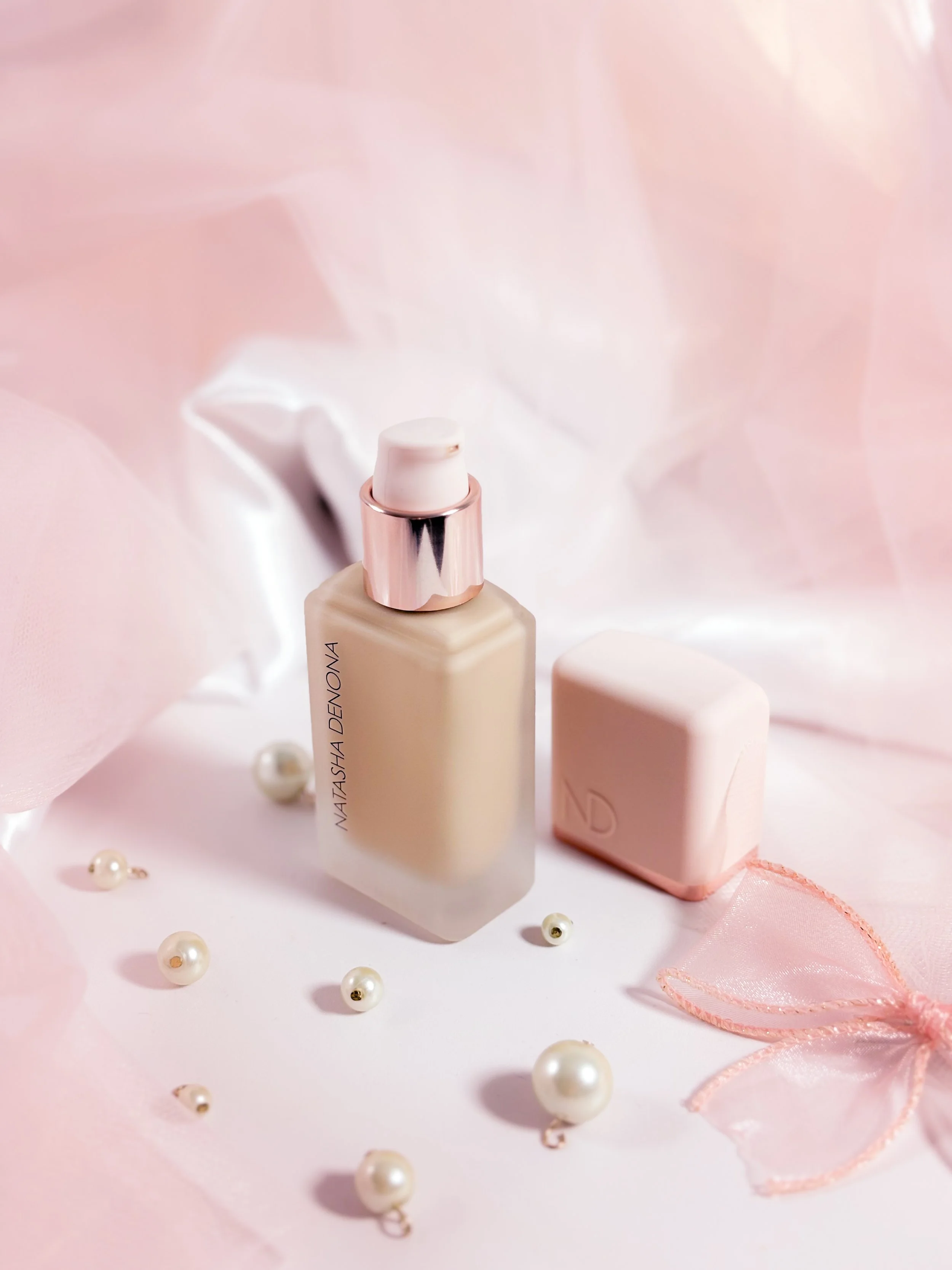 Zoom sur le flacon pompe du fond de teint HY-GLAM Foundation de Natasha Denona en teinte N2