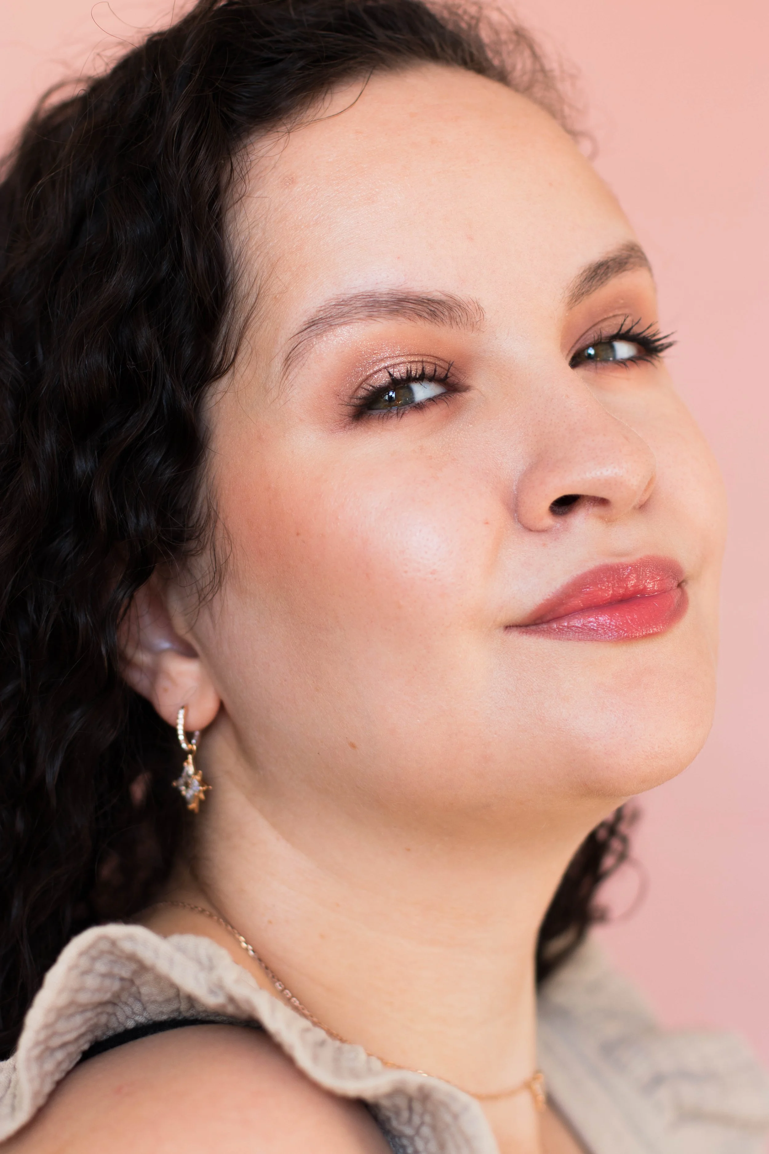 Mon maquillage d'été lumineux et sophisitiqué réalisé avec des lèvres corails et glossy