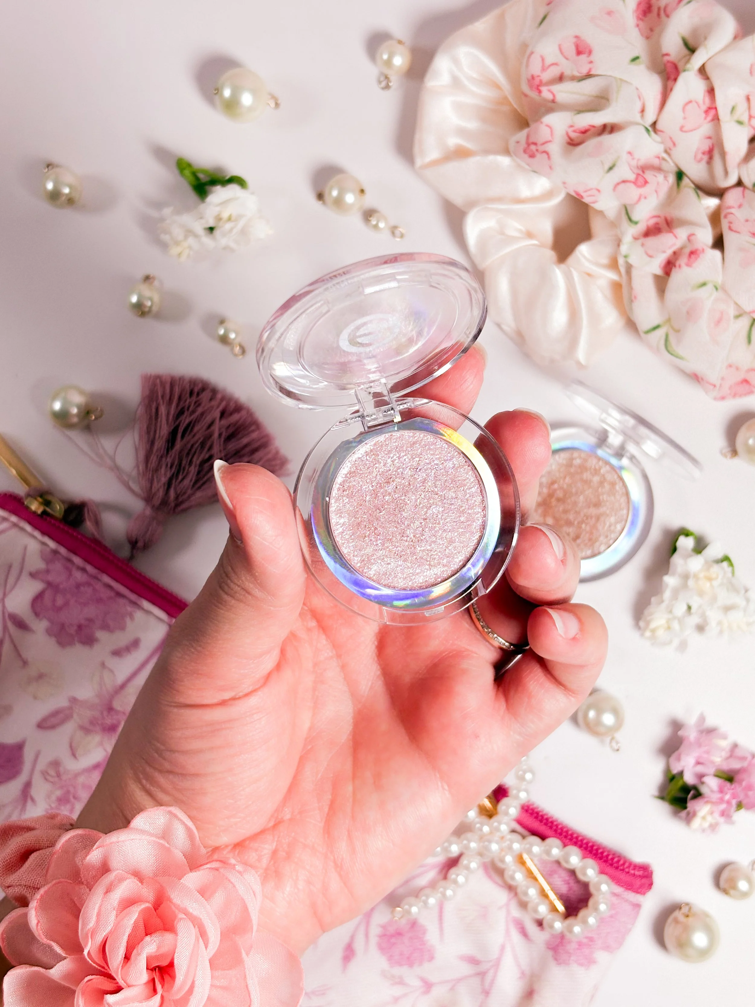 Zoom sur la teinte 02 Rosy Sparkle des Mono Eyeshadow Glitter Essence
