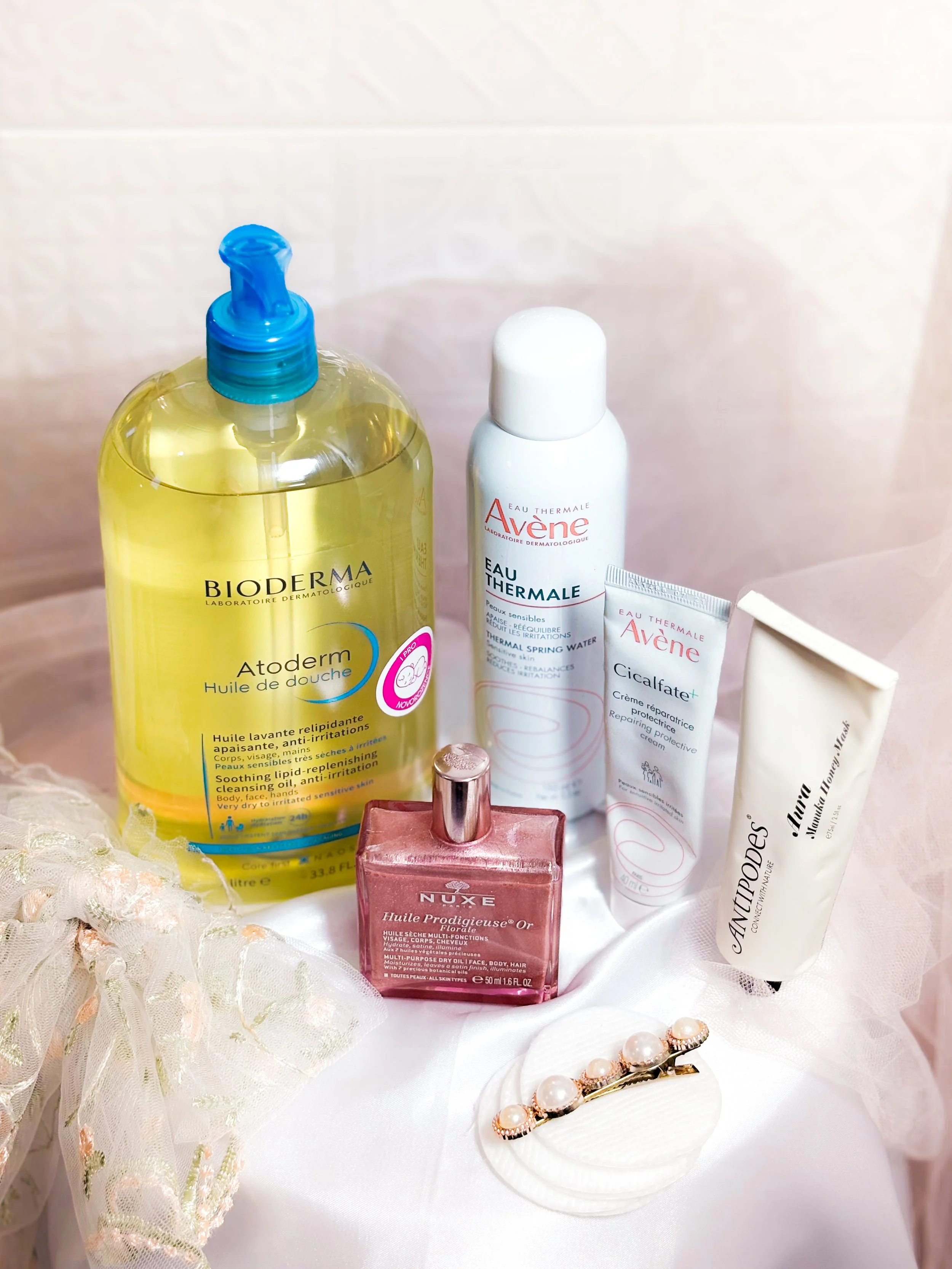 Sélection de soins hiver pour peau sèche et sensible : Bioderma Atoderm, Avène Cicalfate+, Eau Thermale Avène, Antipodes Masque Aura et Nuxe Huile Prodigieuse Or Florale