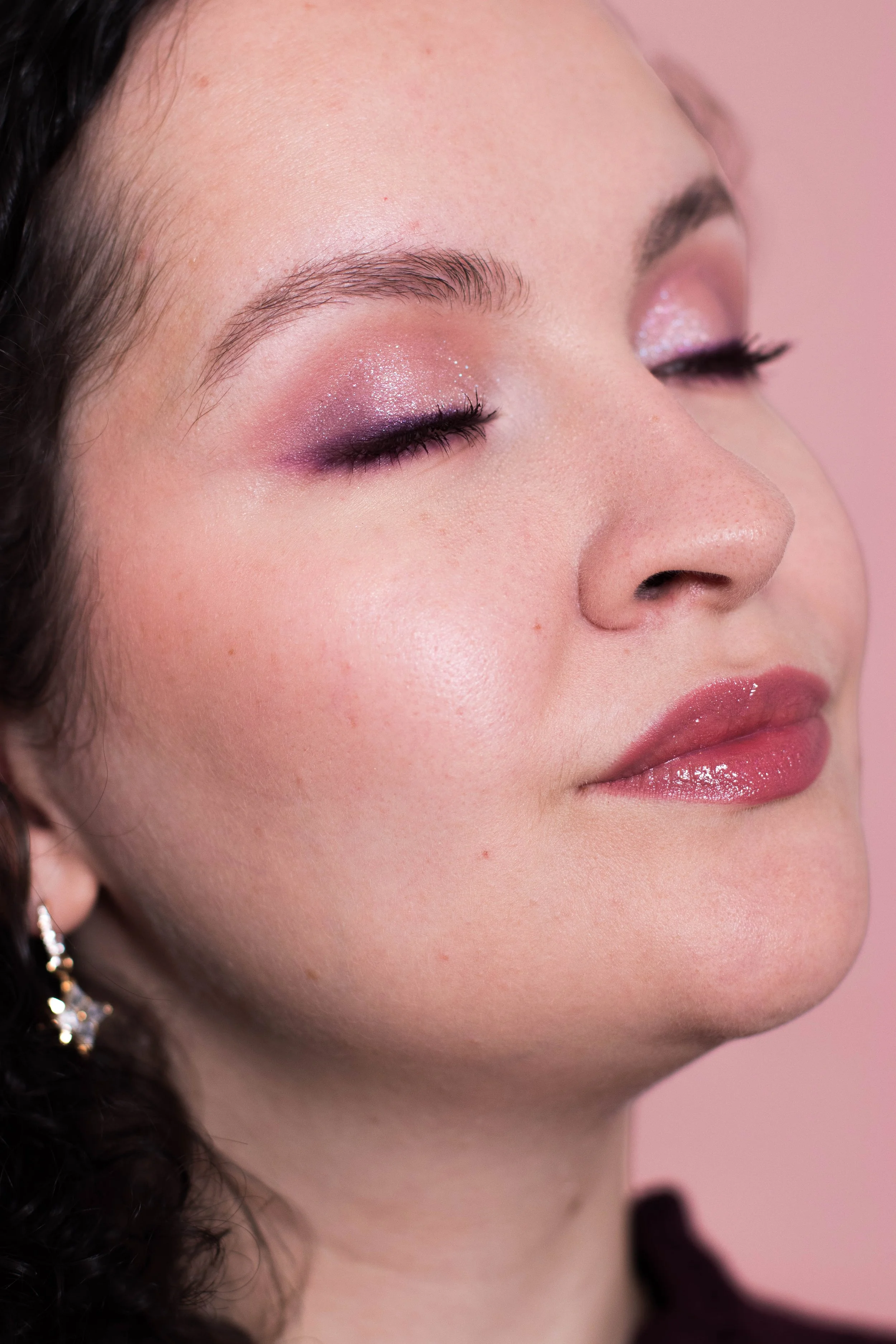 Idée de maquillage bordeaux réalisé avec la Retro Palette de Natasha Denona