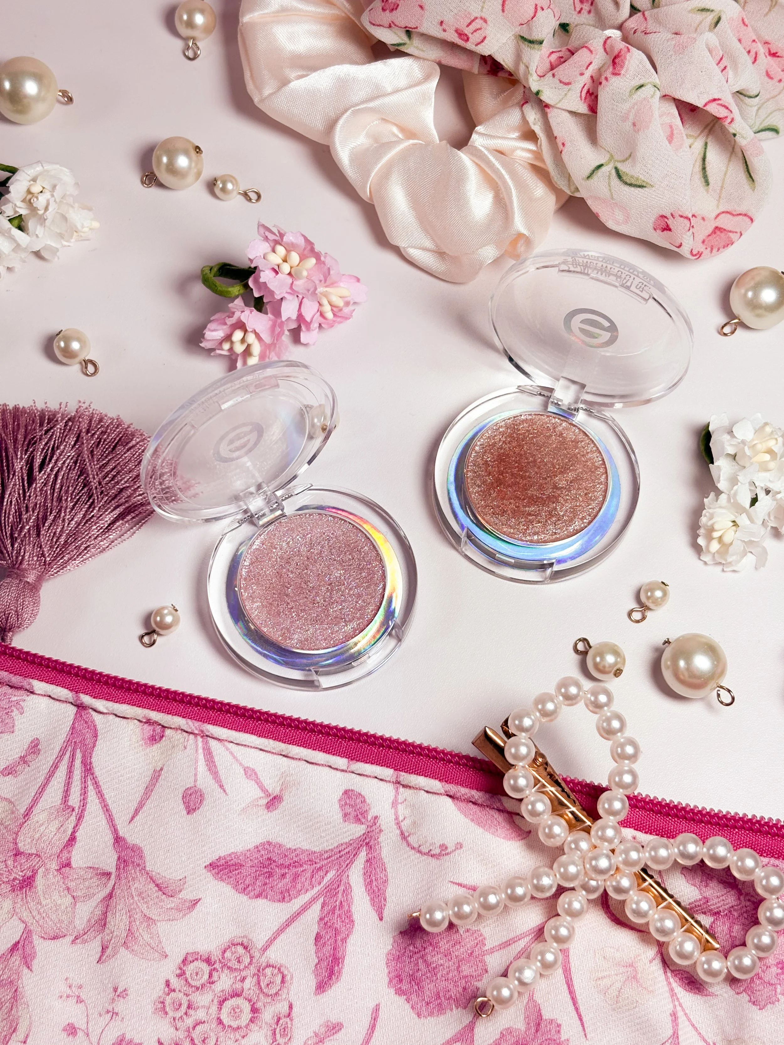 Fards lumineux et scintillants Essence Mono Eyeshadow Glitter, teinte 02 et 03