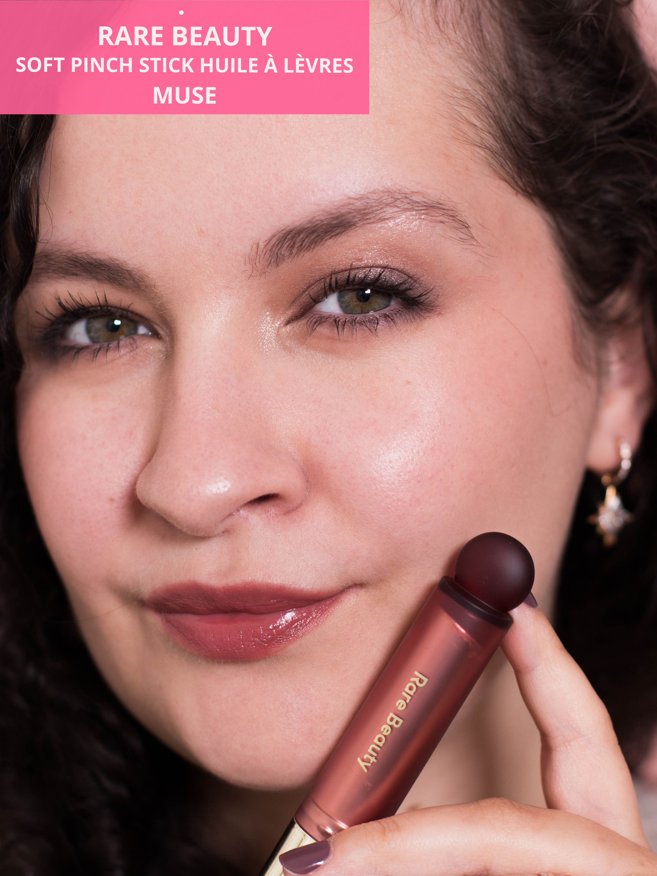 Rendu sur les lèvres, carnation claire, de l'huile à lèvres Soft Pinch Lip Oil Stick de Rare Beauty en teinte Muse