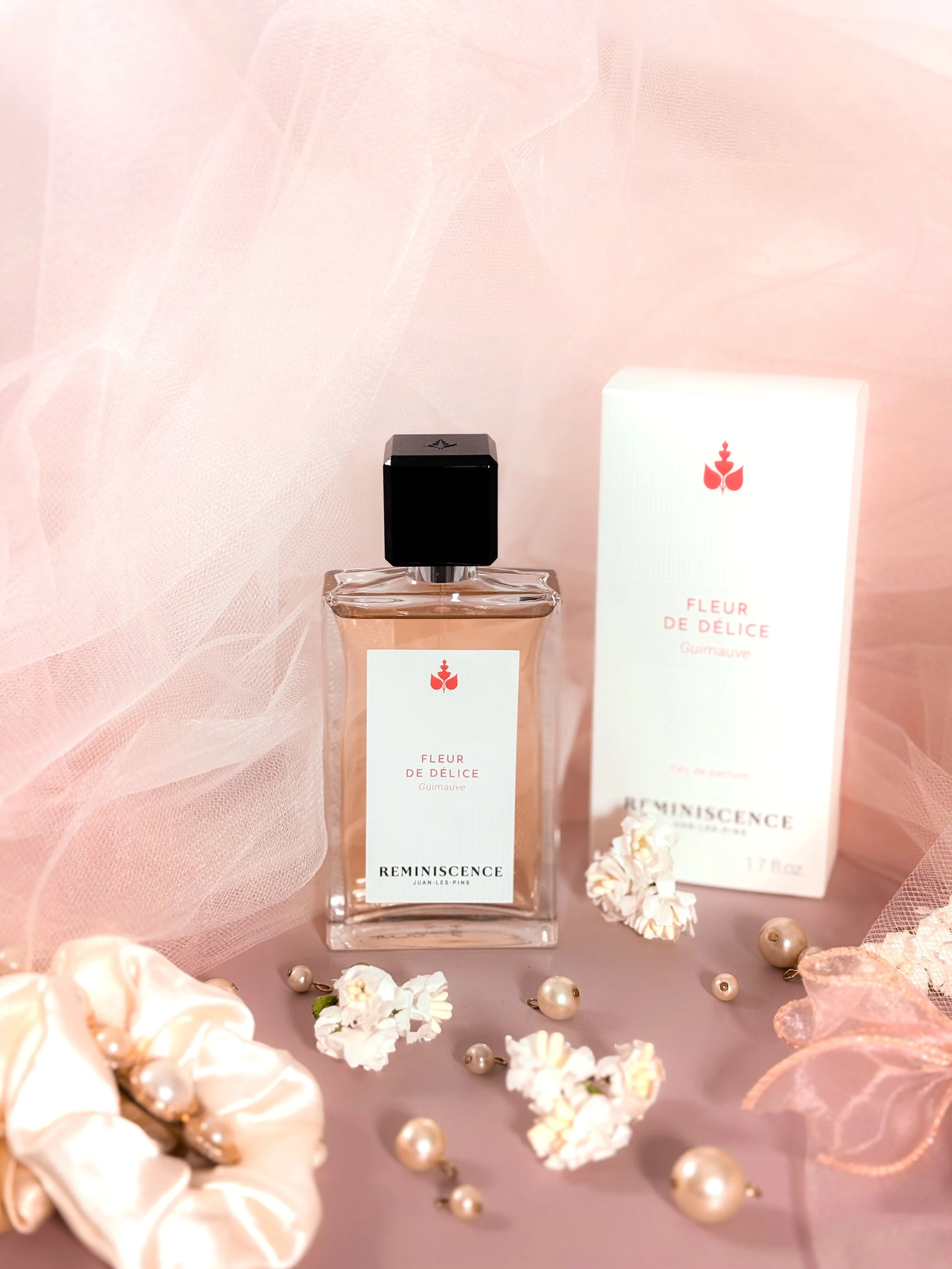 Flacon élégant du parfum Reminiscence Fleur de Délice Guimauve posé pour une photo produit