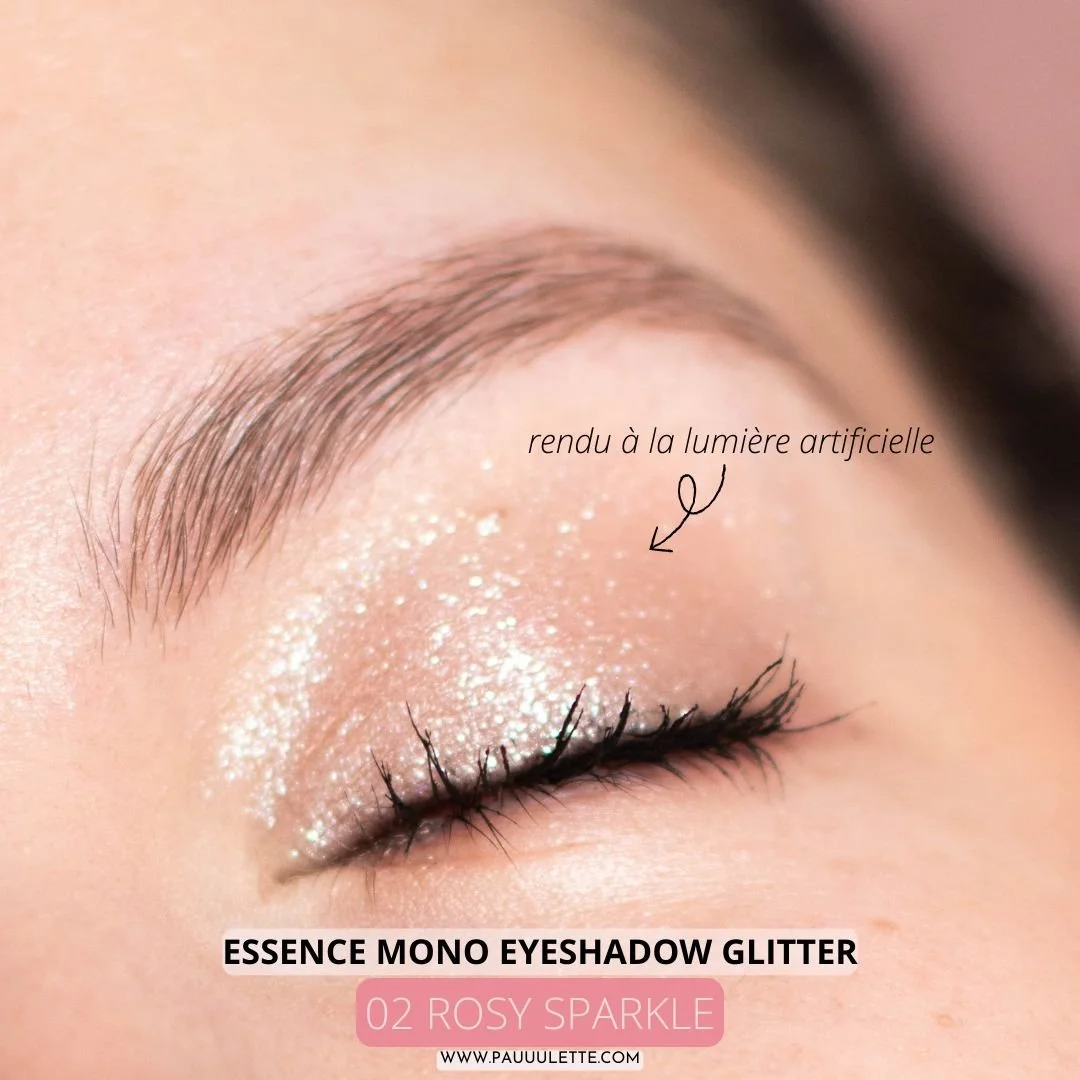 Rendu sur la paupière du fard 02 Rosy Sparkle des Mono Eyeshadow Glitter Essence à la lumière artificielle