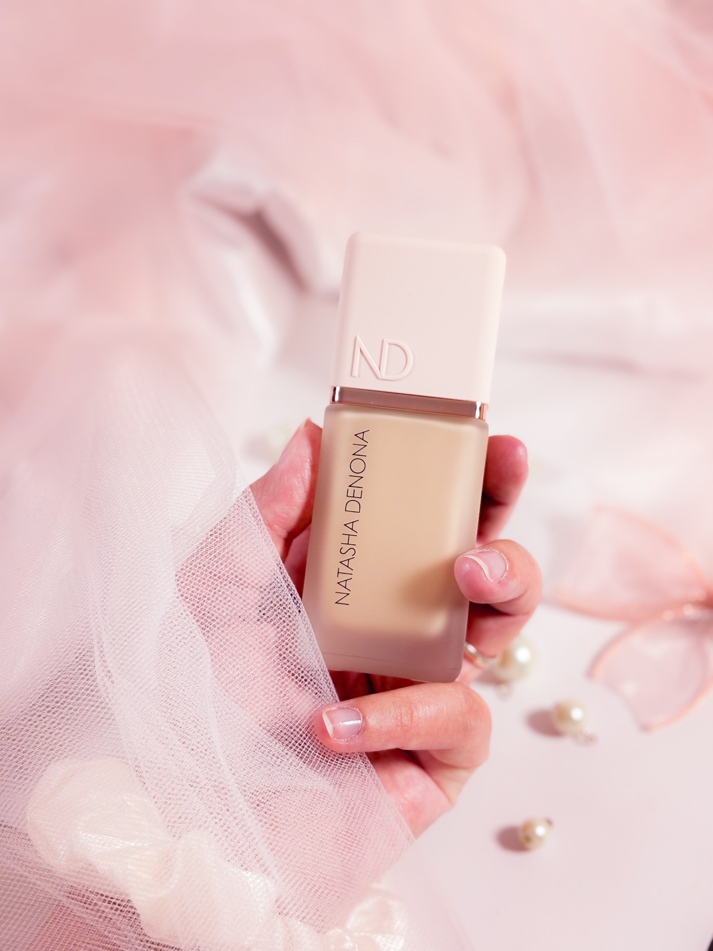 Natasha Denona HY GLAM Foundation : zoom sur le flacon en verre, teinte N2