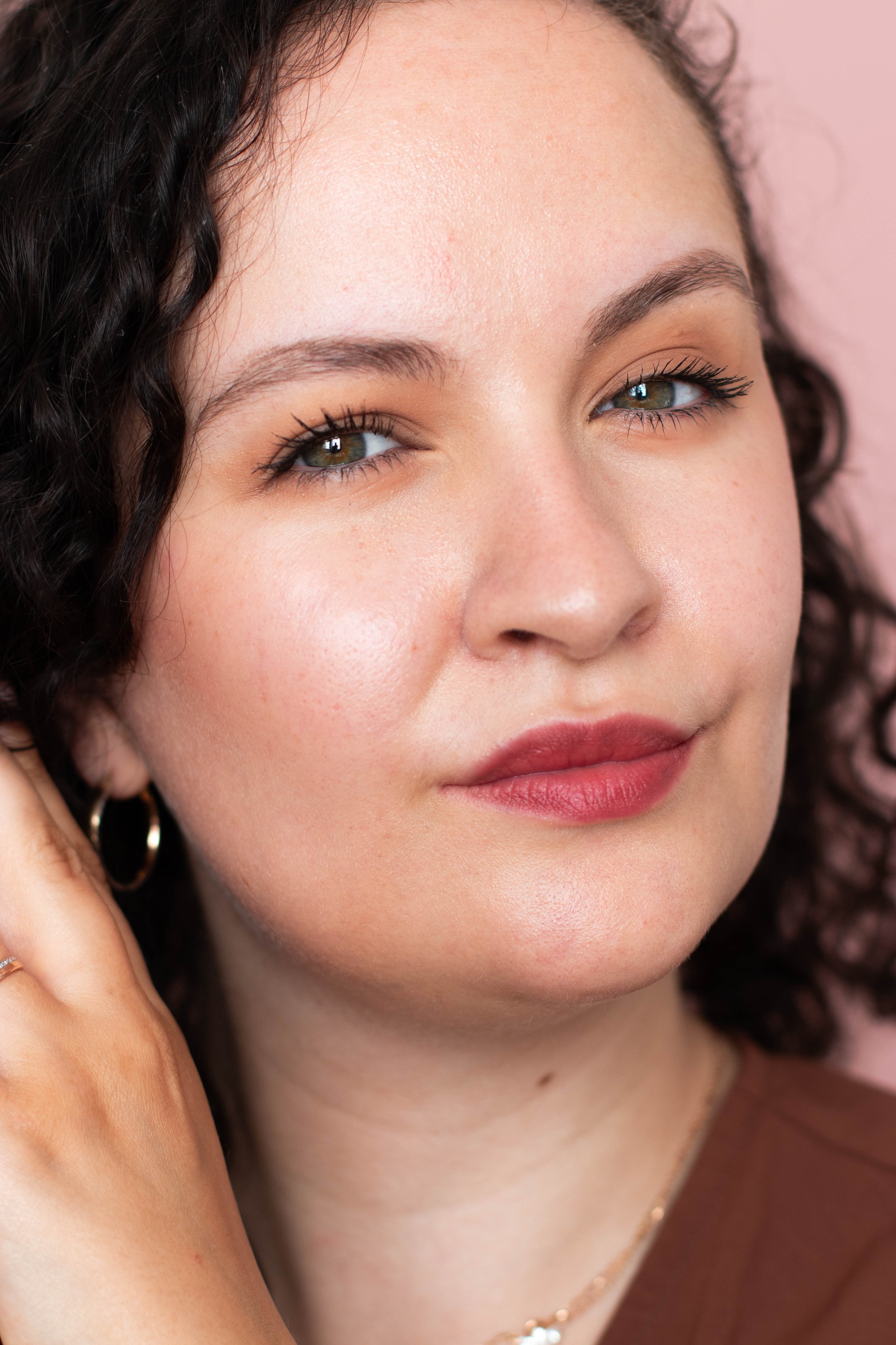 Zoom sur mon maquillage du teint glowy et mon maquillage des yeux mats : le look idéal pour l'été.