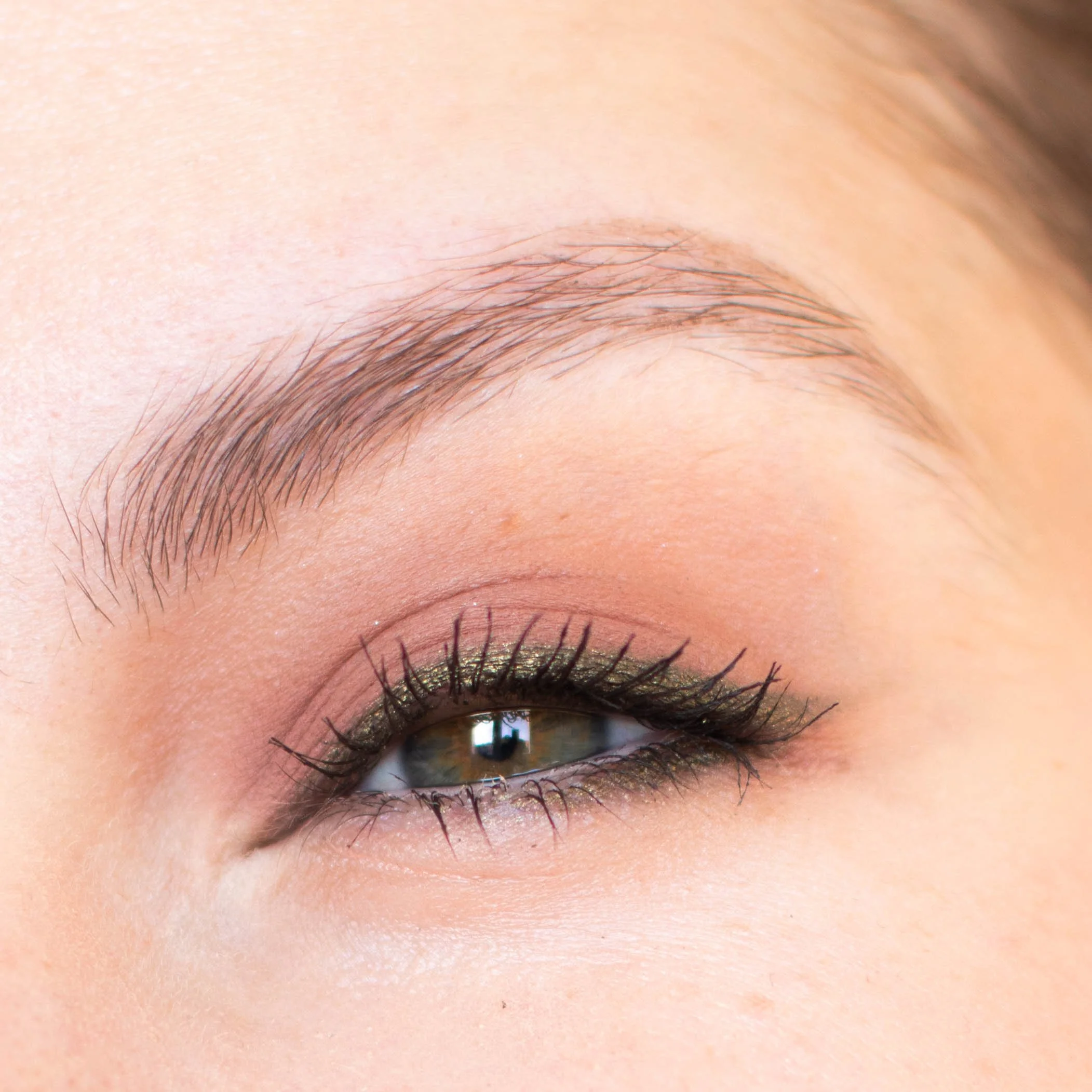 Zoom sur le maquillage nude et le liner kaki métallisé