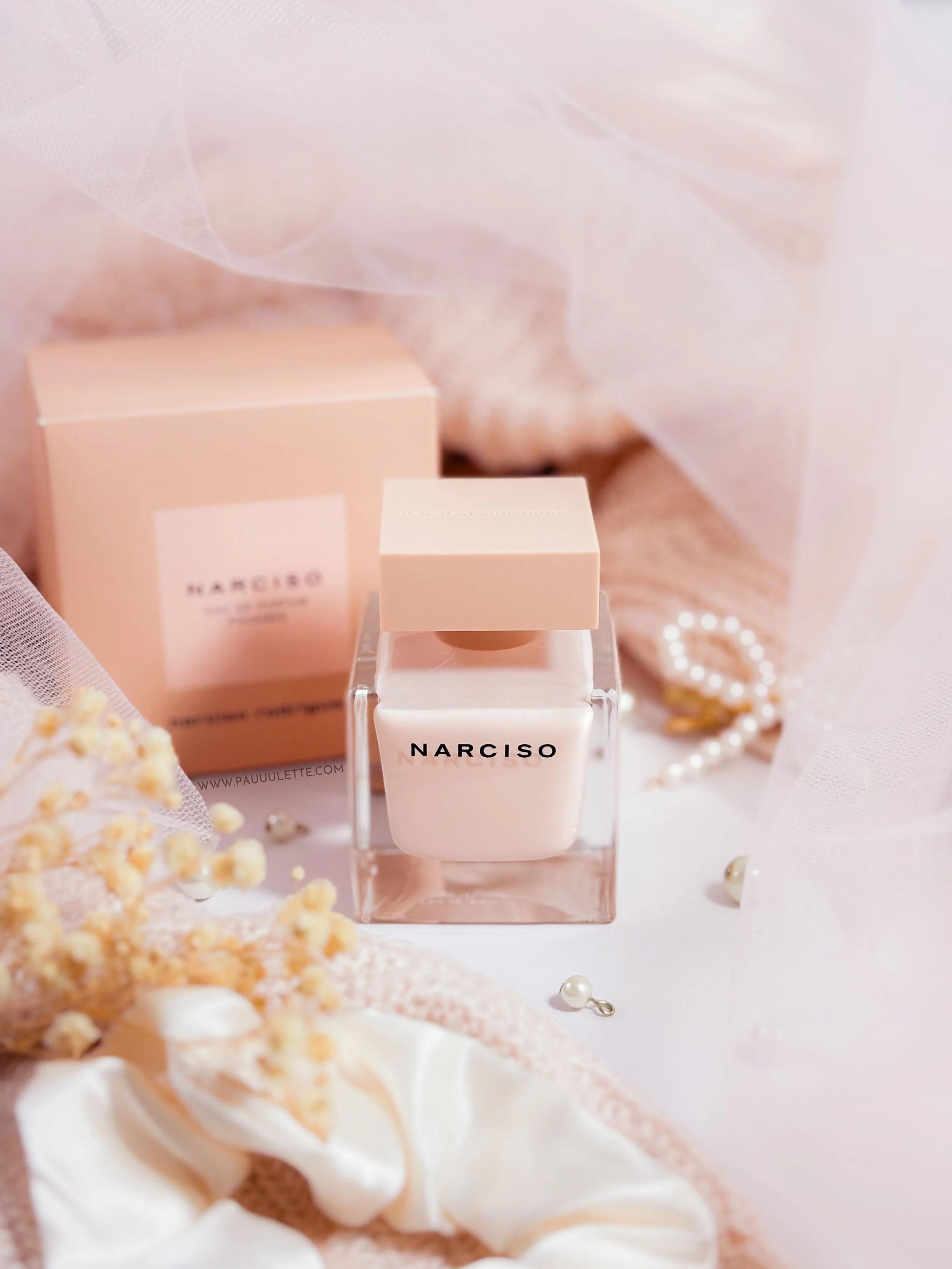 Vue de face du flacon carré beige du parfum Narciso Poudrée 50 ml