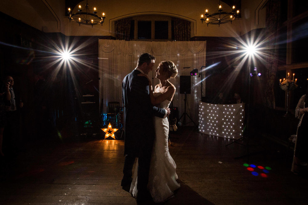 newlyweds first dance using starburst flash triggers