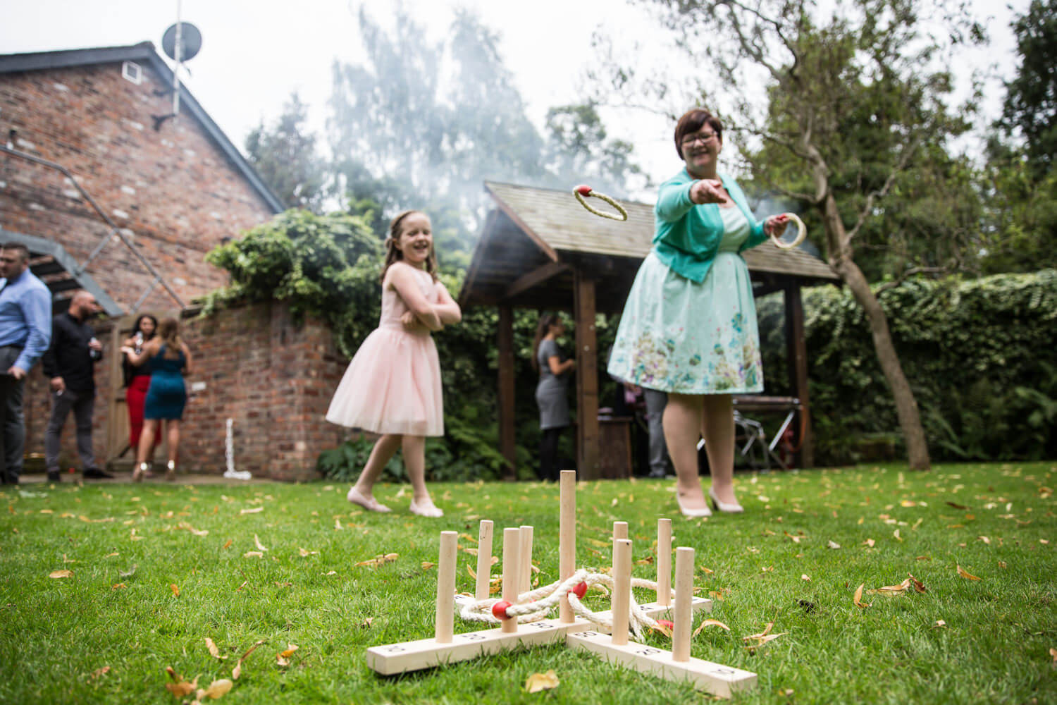 wedding guests playing lawn games