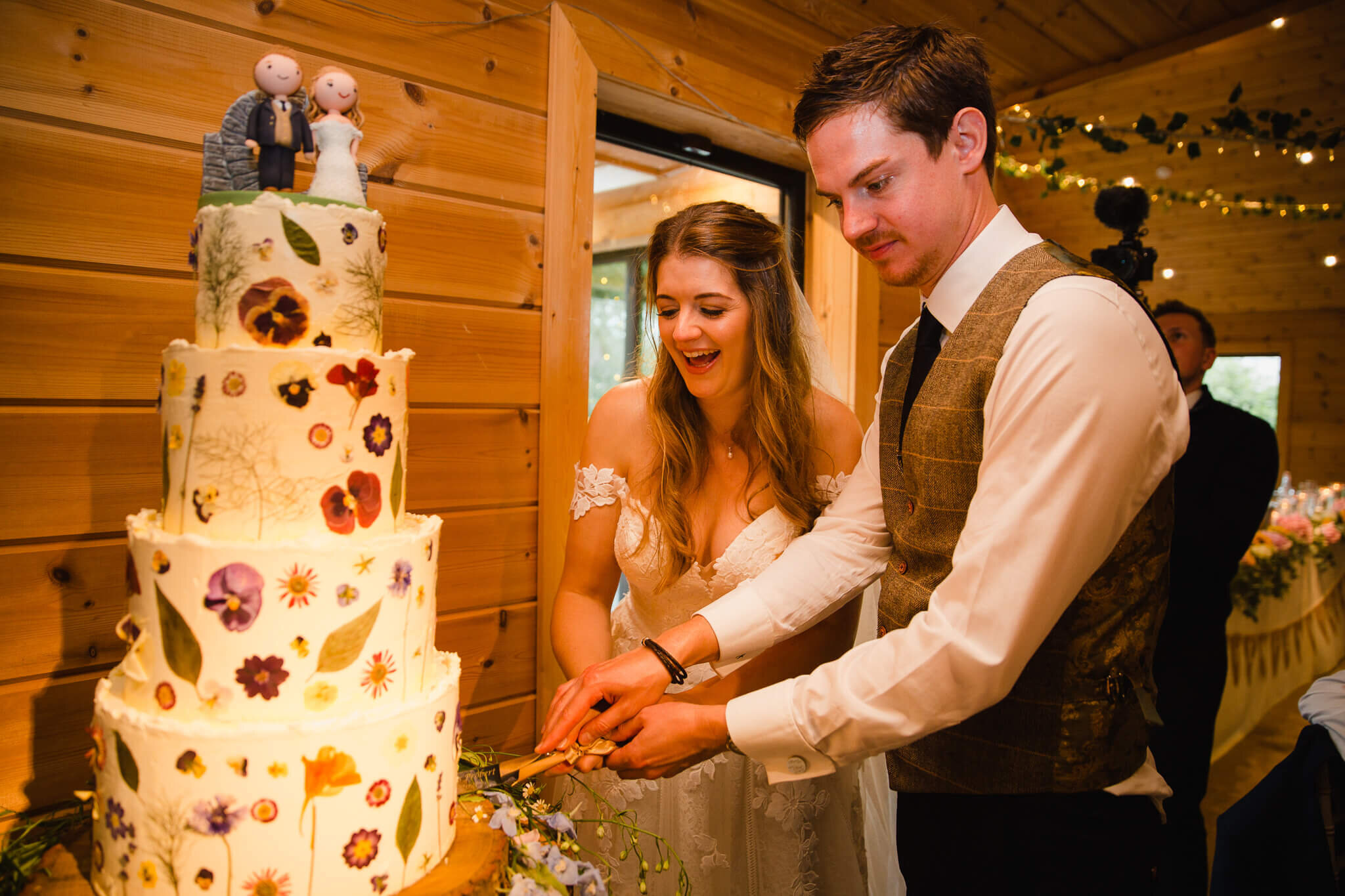 newlyweds cutting wedding cake