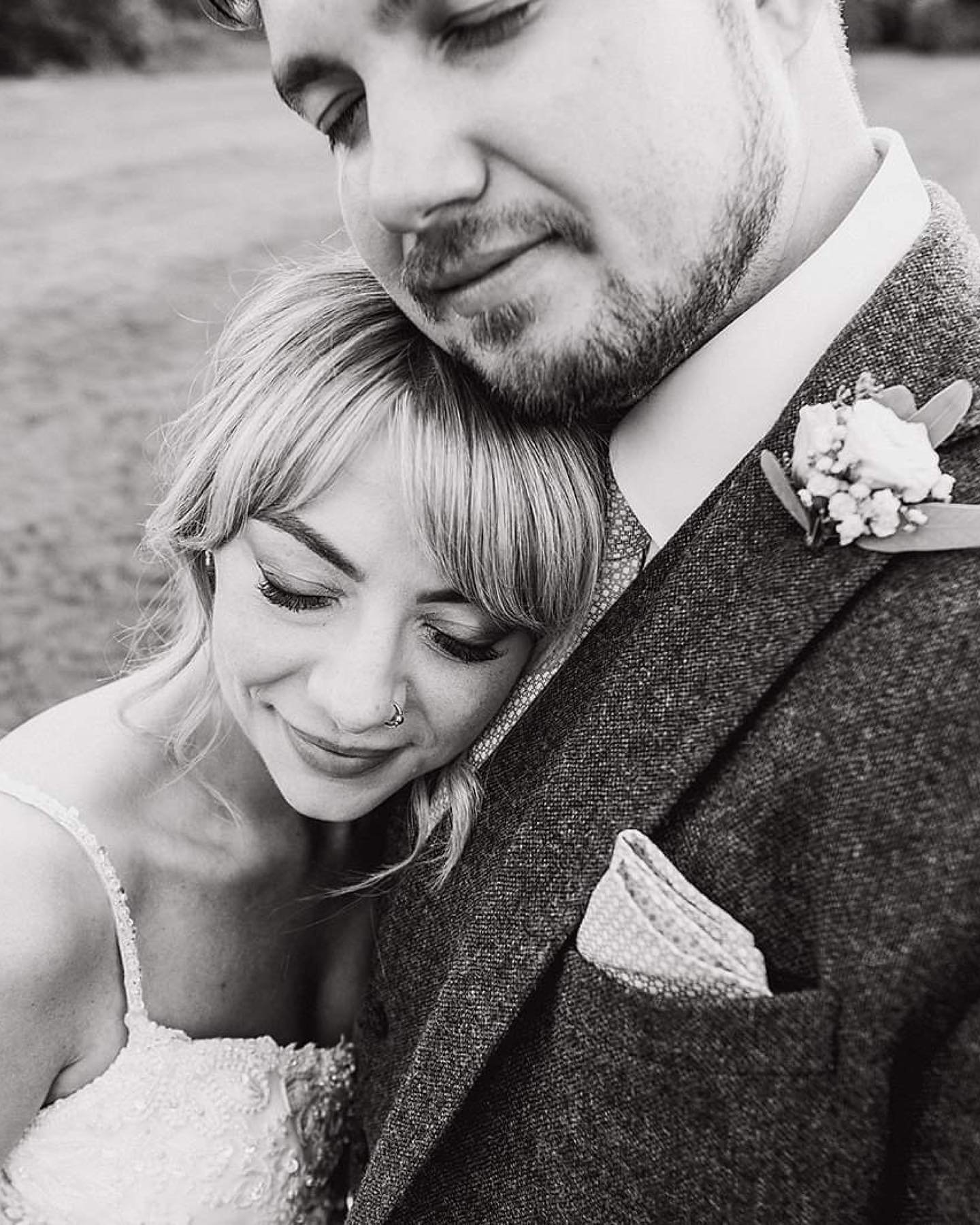 Portraits at Hyde Bank Farm (Part 2) // ⚡️

So part 2 of this post focuses more on the wide open field to the back of this gorgeous venue, which looks amazing in golden hour sunset 🌅 light. It&rsquo;s also a lovely place for couples to take a small 