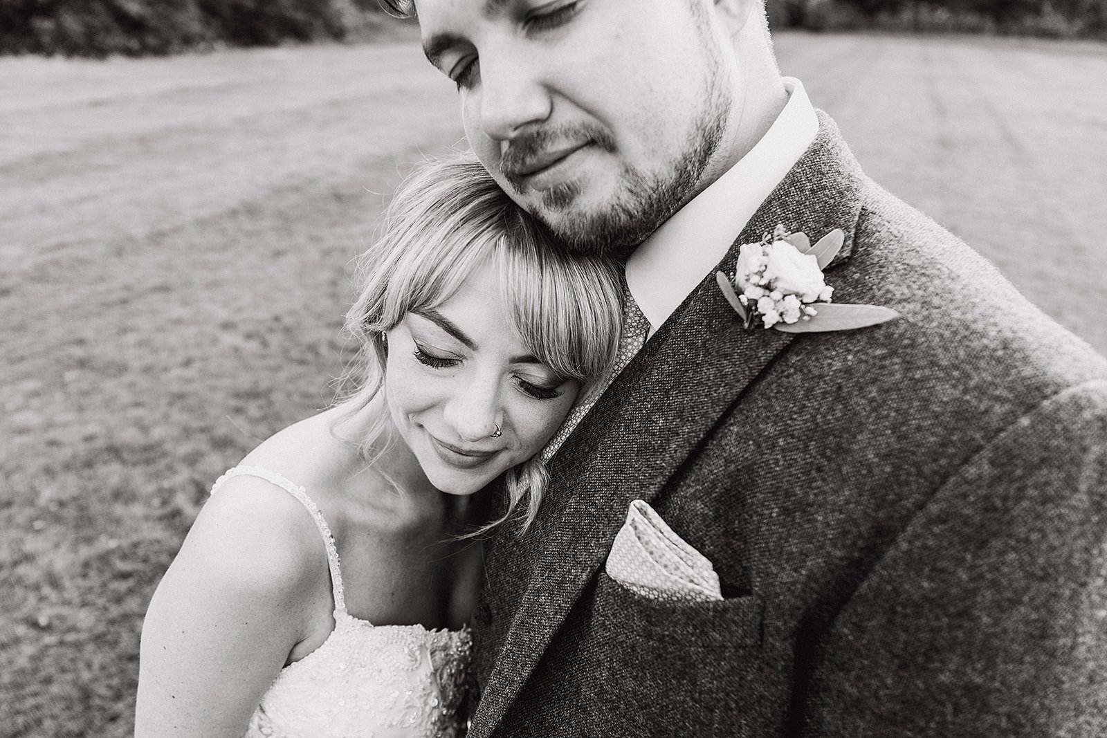 hyde-bank-farm-couple-embrace-portraits.jpg