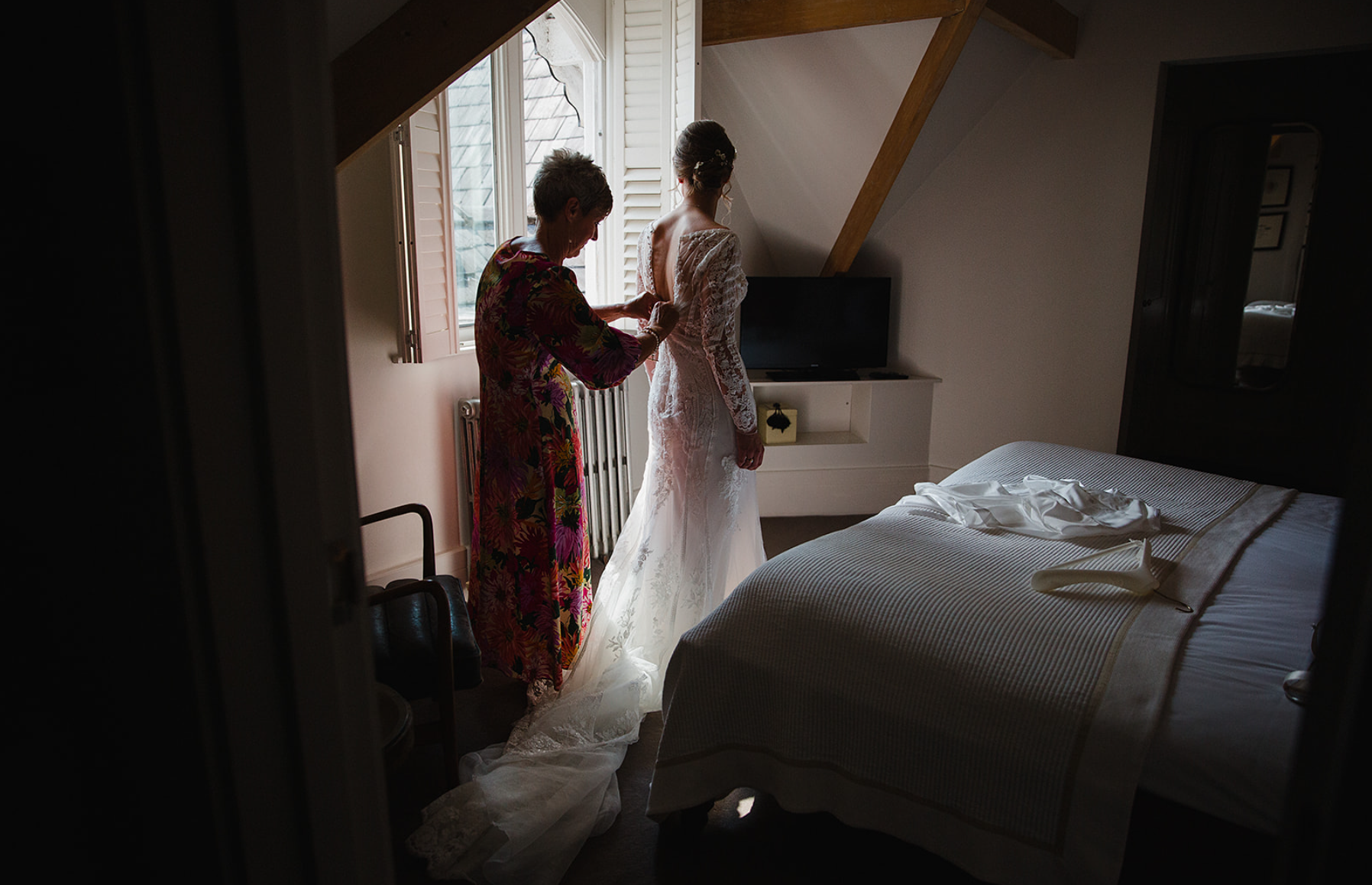 didsbury-house-hotel-bridal-suite-dress-fastening.jpg
