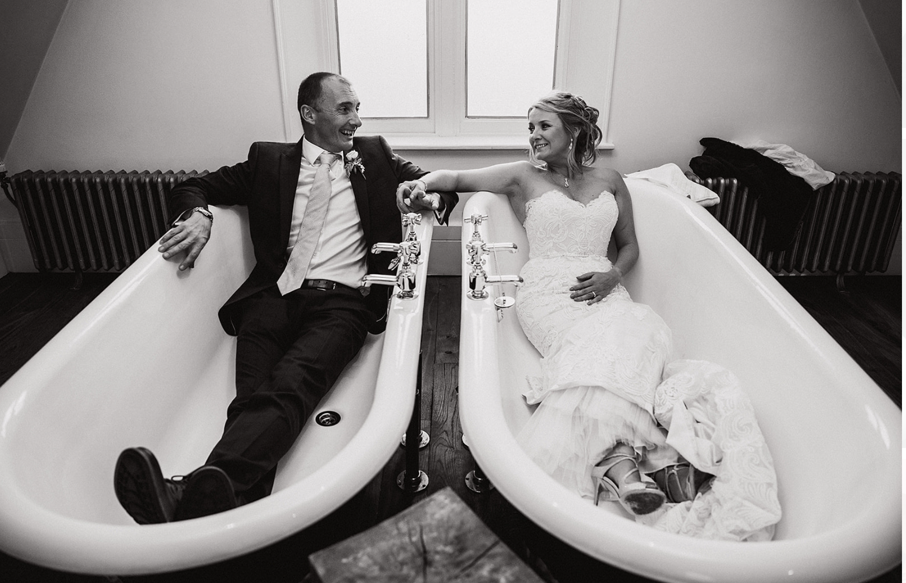 idsbury-house-hotel-double-bathtubs-couple-portrait.jpg