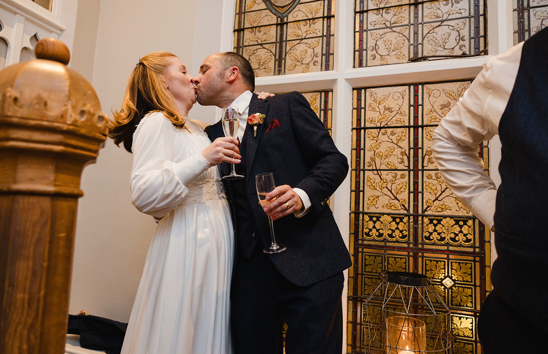 didsbury-house-hotel-staircase-couple-kiss-speeches.jpg