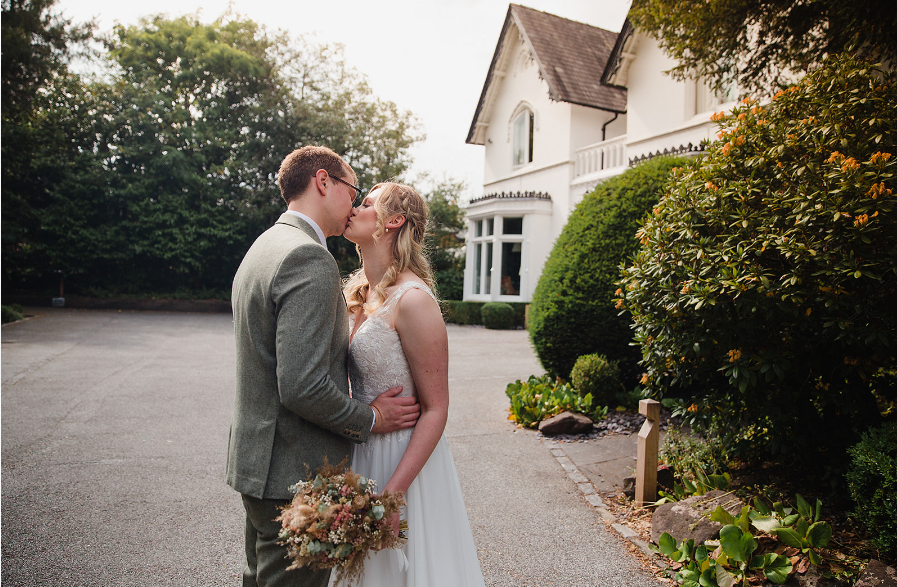 didsbury-house-hotel-golden-hour-kiss-portrait.jpg