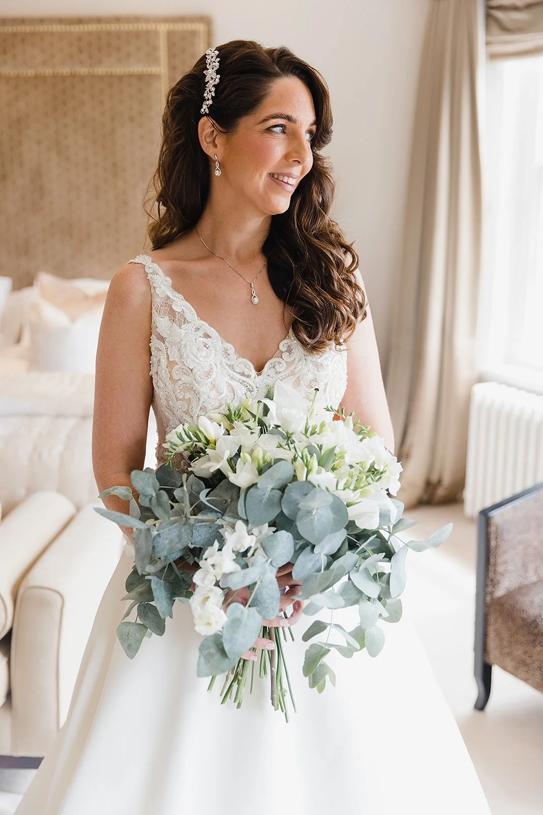 delamere-manor-wedding-photographer-bridal-portrait-bouquet.jpg