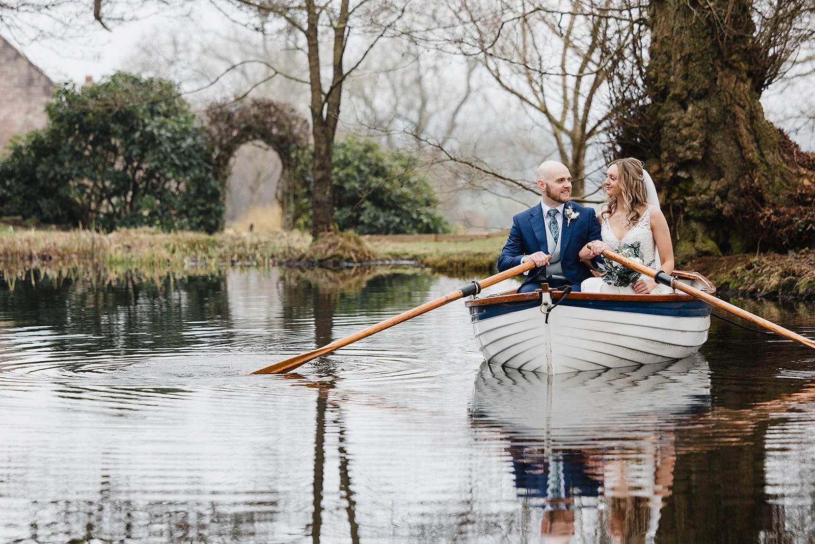 ashes-barns-wedding-rowboat-quiet-moment.jpg