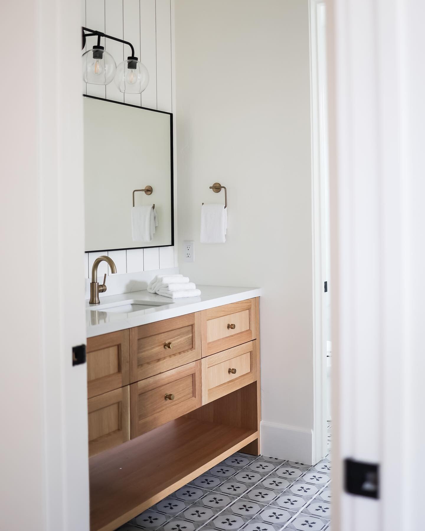 A glimpse into the guest house bathroom in our #WellnessInTheRanch project. I must admit, I love a good patterned floor! Swipe for a closer look!