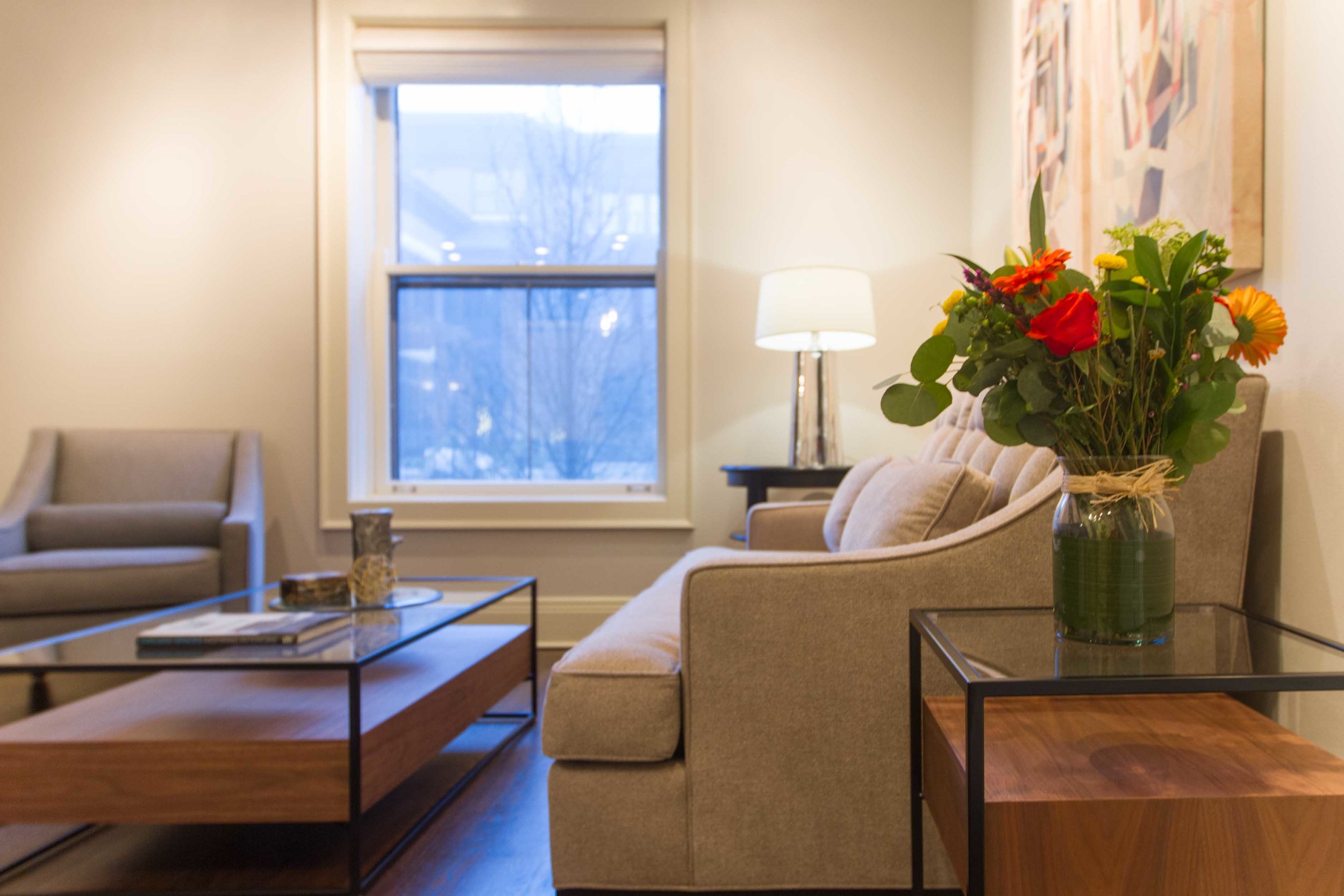 芝加哥丰富多彩的花在家庭房间的边桌子-芝加哥室内设计。jpg万博足球网页