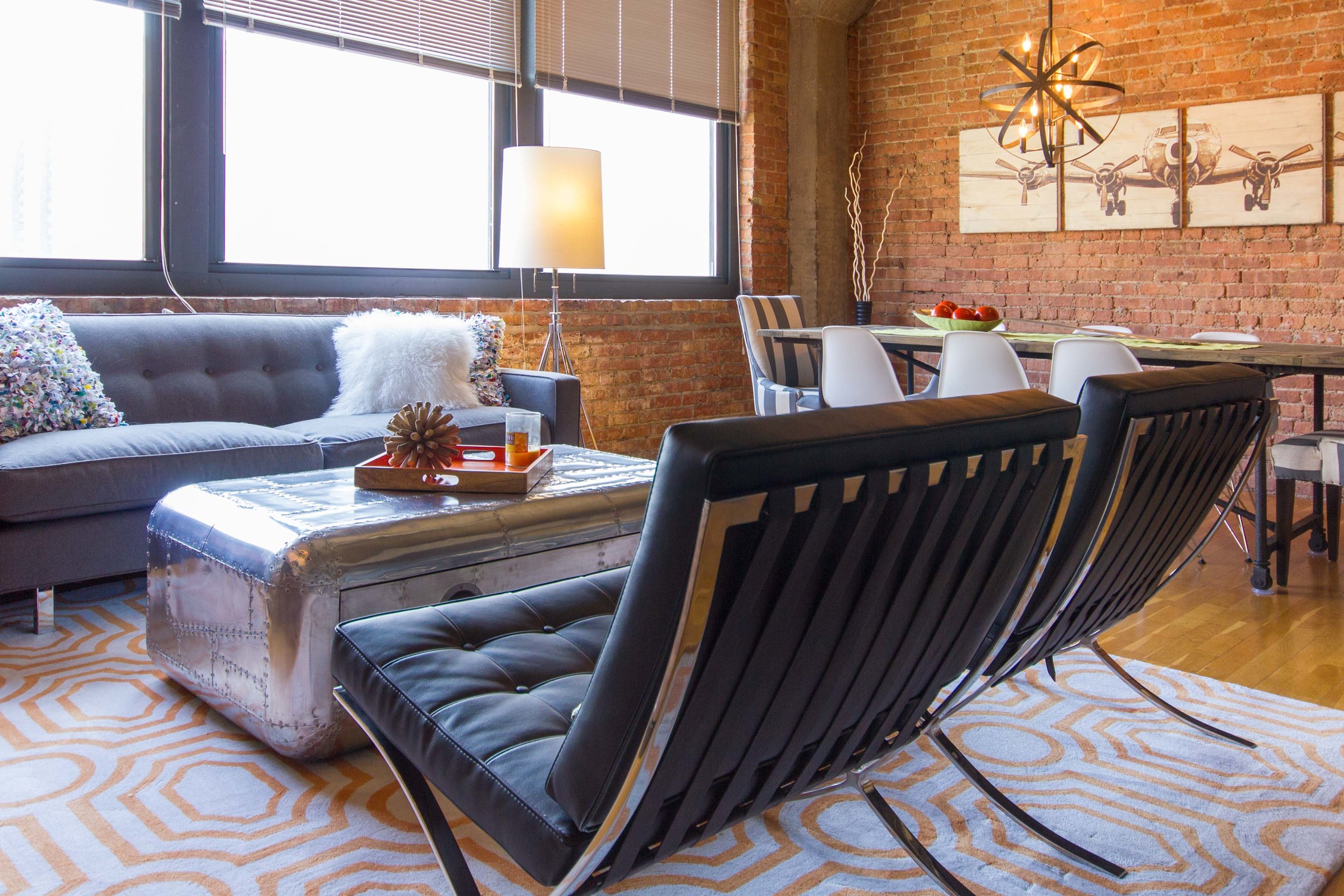 乡村现代芝加哥客厅阁楼-黑色现代口音椅子-室内设计芝加哥。jpg