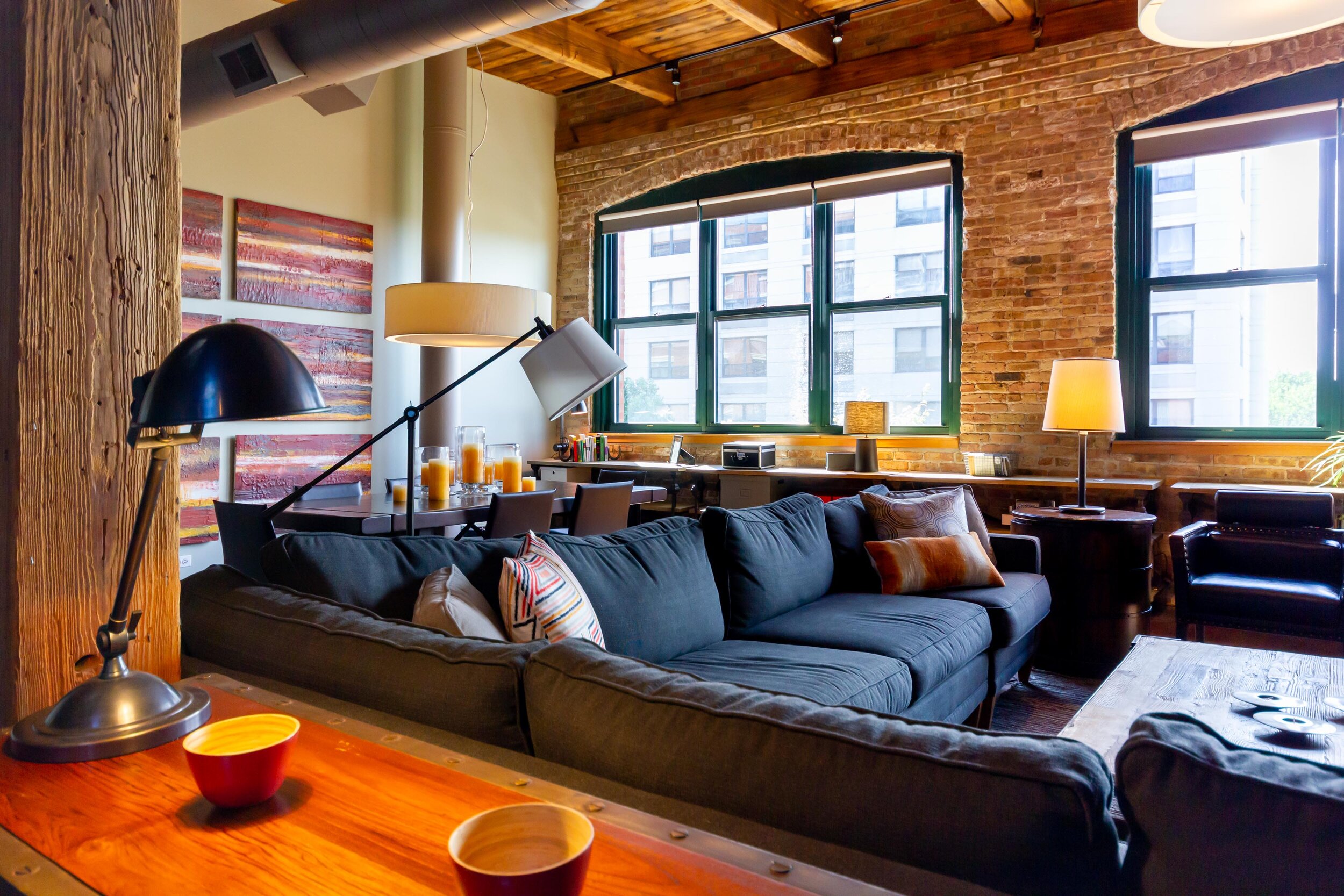 芝加哥乡村现代客厅-沙发桌与可爱的灯-室内设计芝加哥。jpg
