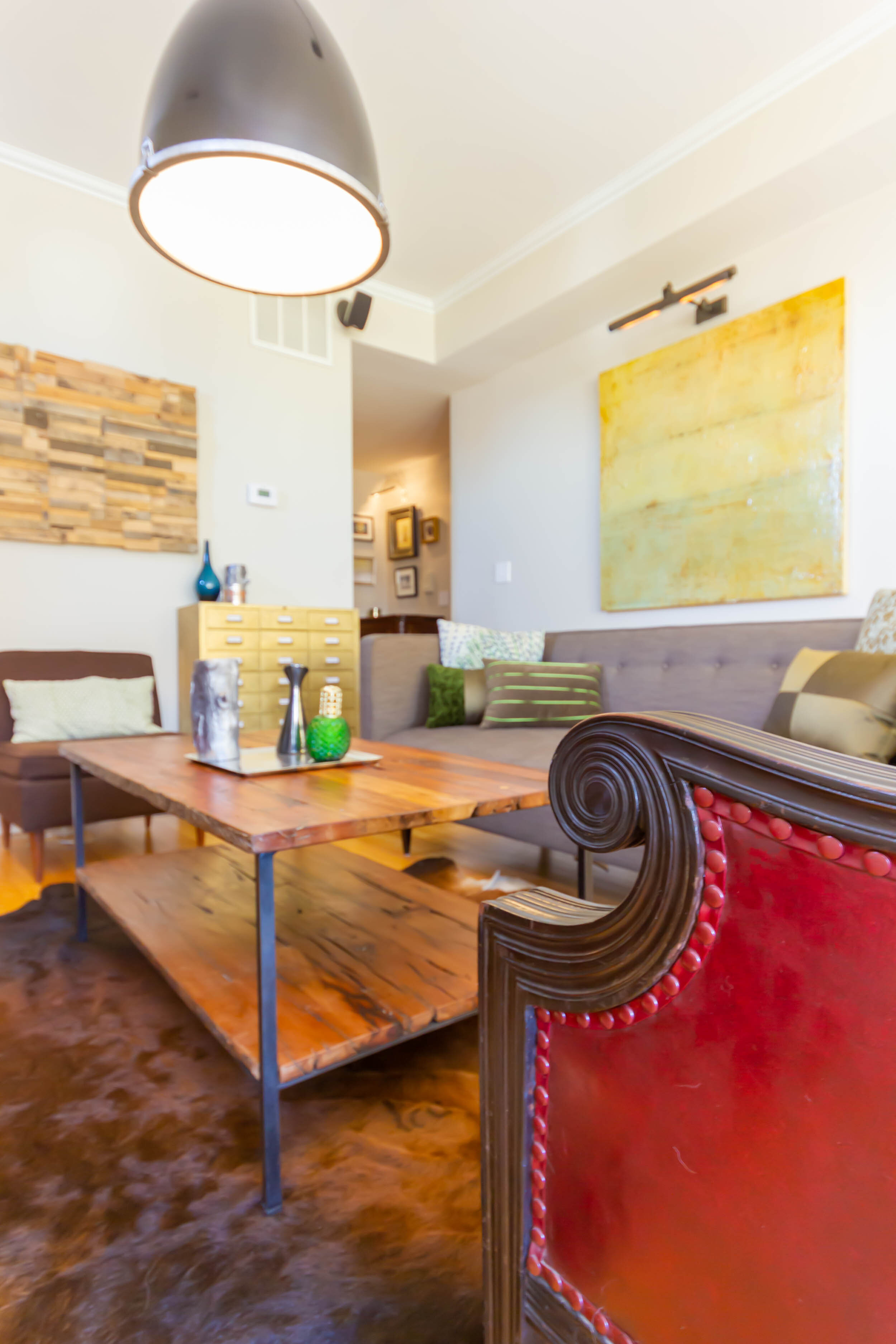 质朴的现代客厅 - 大胆的红色口音椅子和土气咖啡桌 - 室内设计chicago.jpg