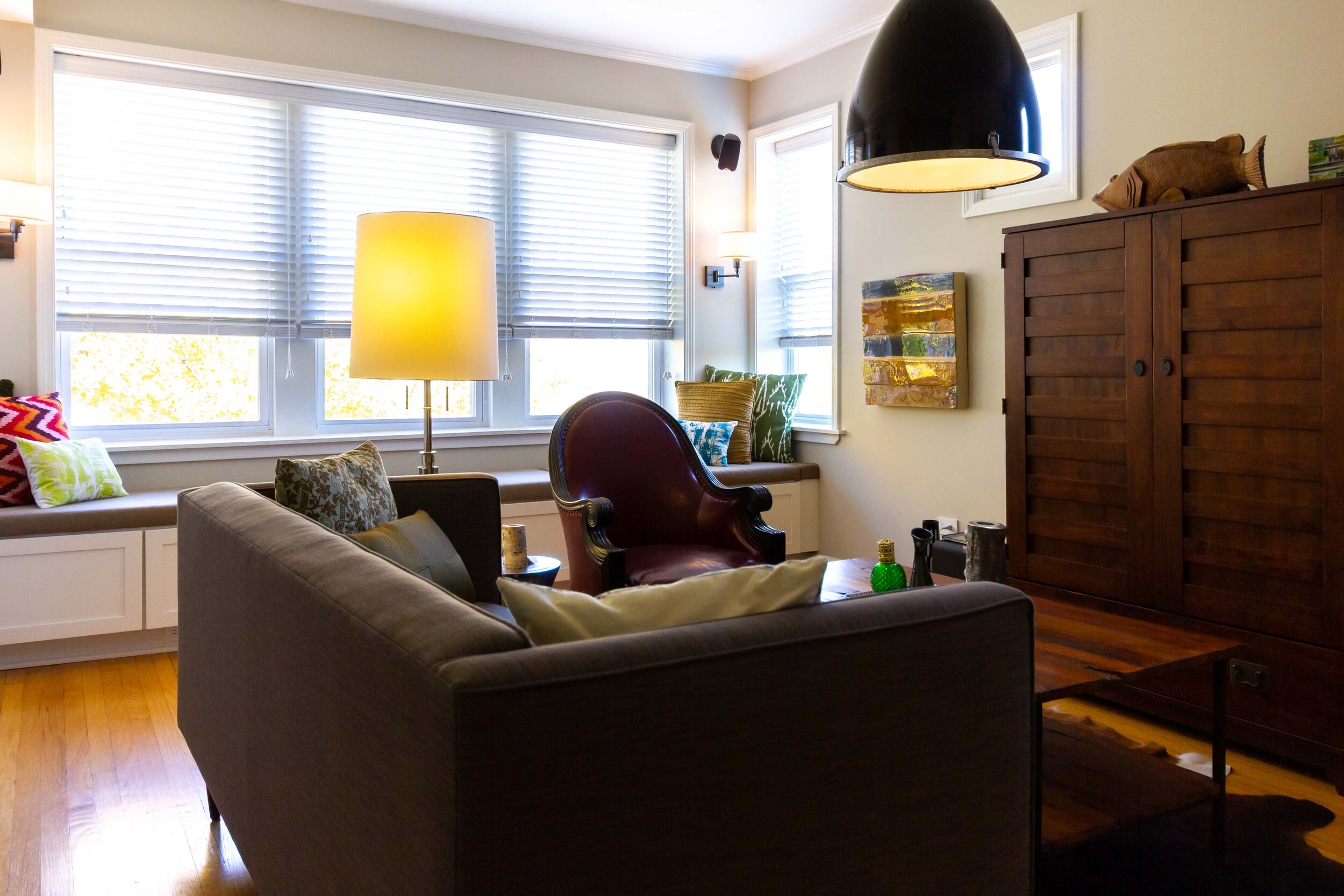 质朴的现代客厅 - 有土气咖啡桌的现代沙发 - 室内设计芝加哥.jpg
