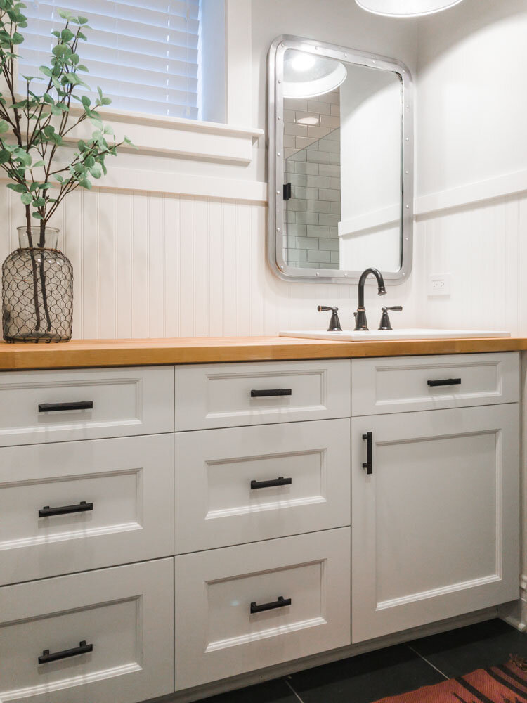 La Grange, IL浴室改造-明亮的白色橱柜