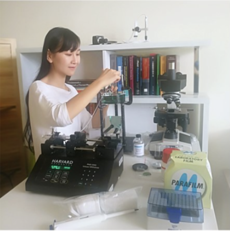 Qing Zhang in the lab