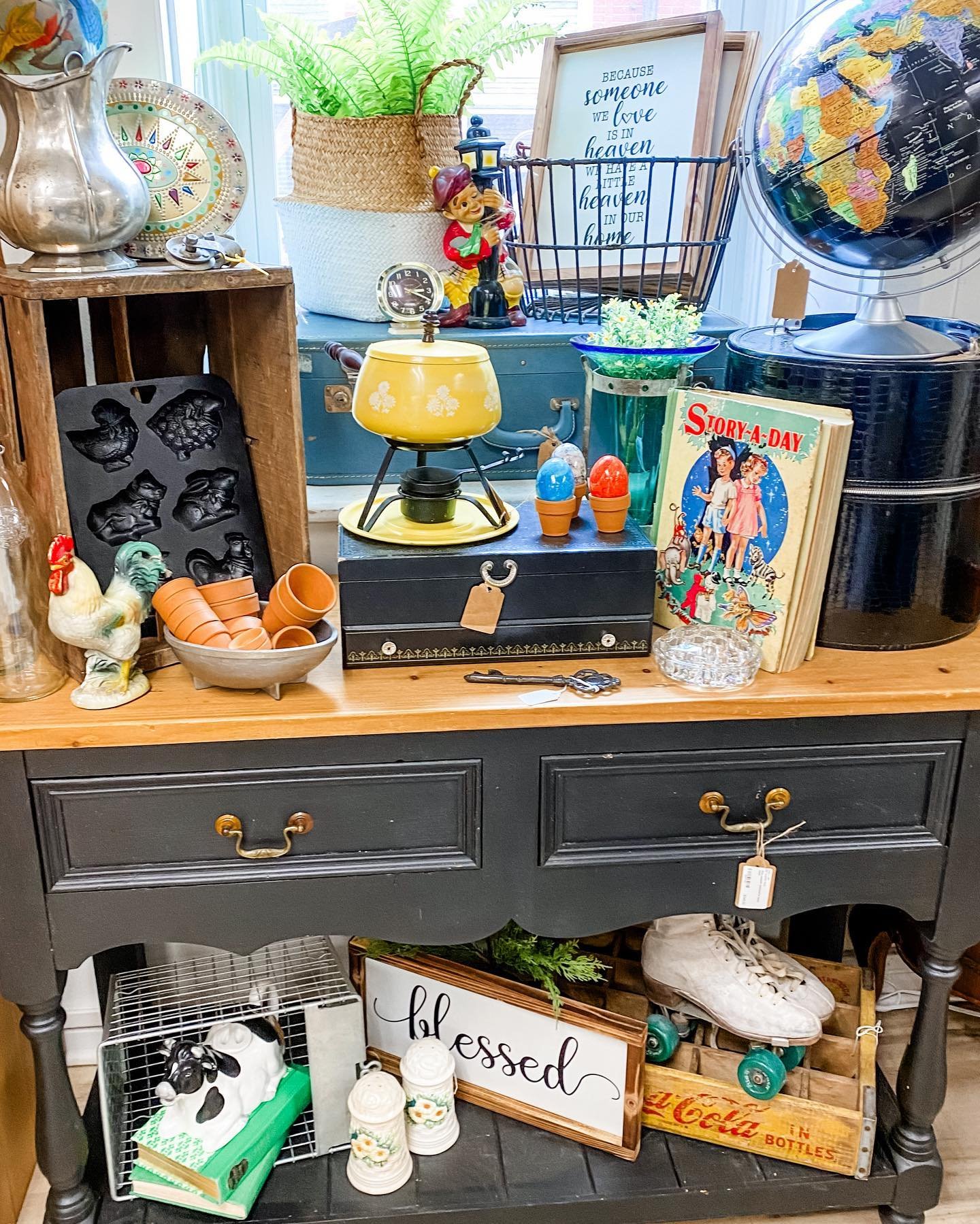 Friday afternoon shop sampler at HFN.  See anything that catches your fancy? 🧐 
 
We are here Th-Sun 1030-330 to simply dazzle you switch our unique offerings 🤩

205 west main street &bull; west dundee