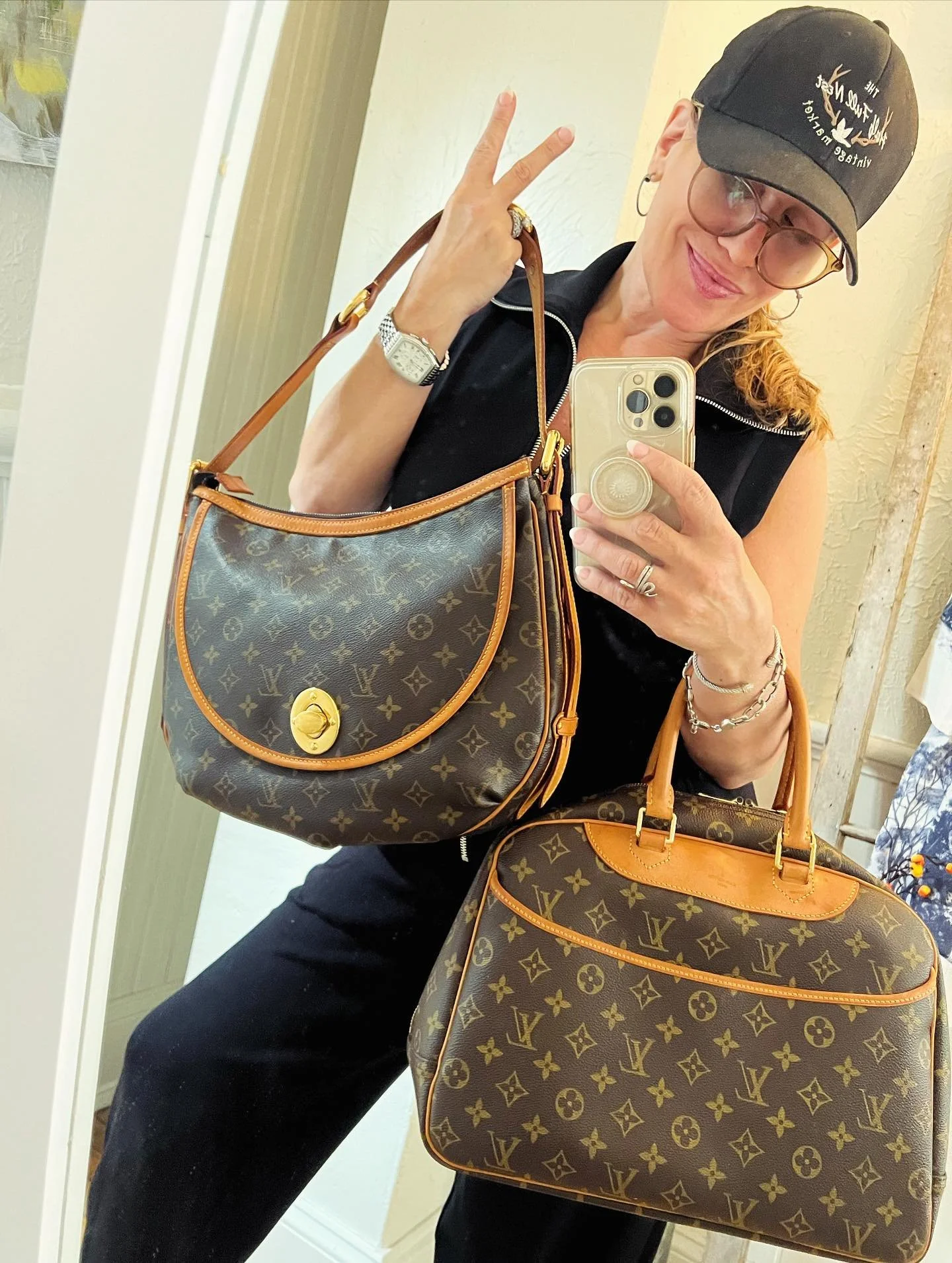 👜 Pre-loved Louis Vuitton 👜 

Monogram Tulum GM and Monogram Deauville both in great condition! Featuring classic designs and perfect for this fall since brown is all the rage! Wear them for a touch of everyday lux, dressed up, dressed casual, or w