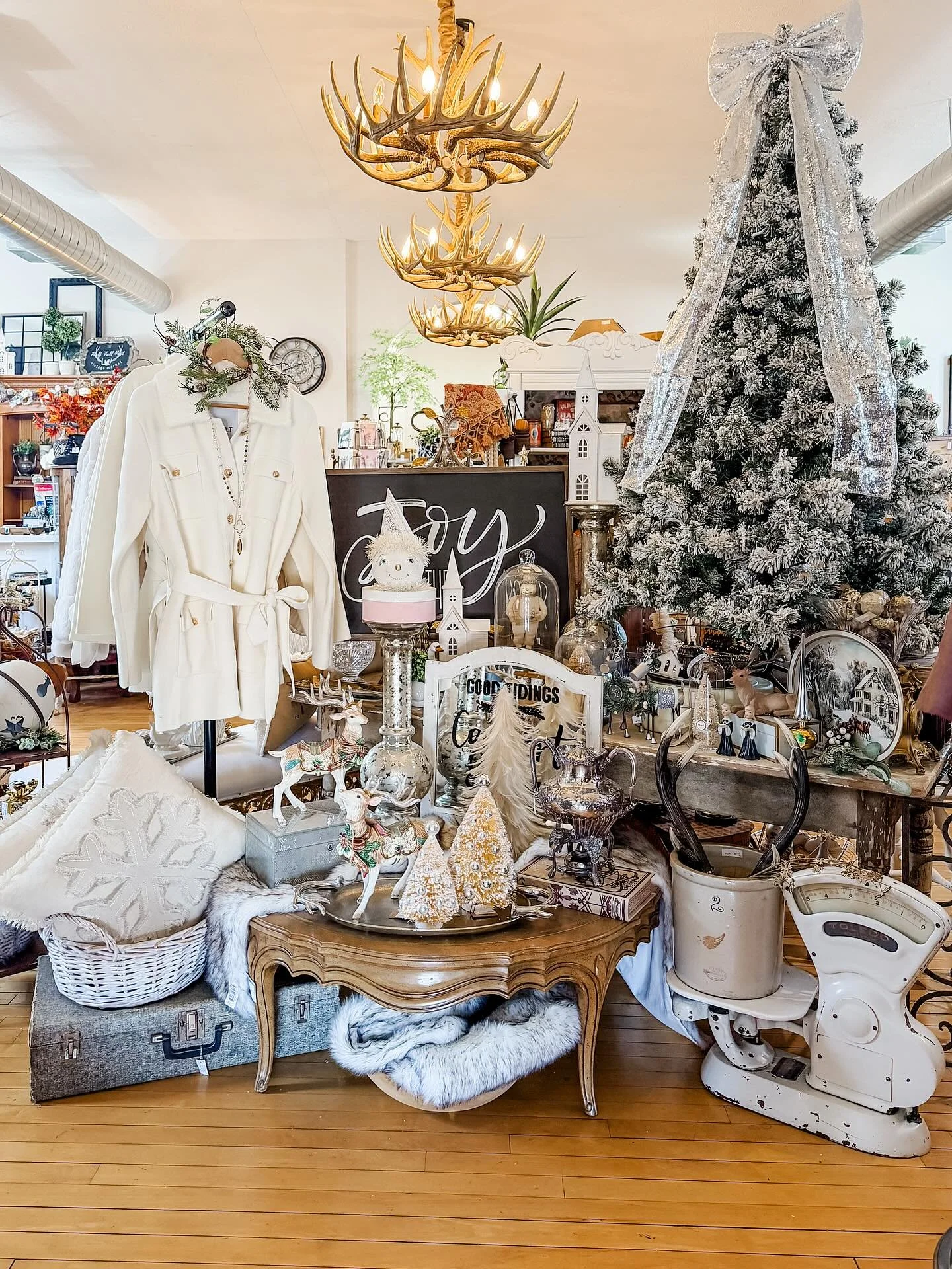 🌲 Cheers to the Season 🌲 

We&rsquo;ve been busy sprinkling winter magic around the shop with more to come!

Unique &amp; beautiful gifts, decor, clothing, and more!

Thursday through Sunday 1030-330
205 W Main St - West Dundee