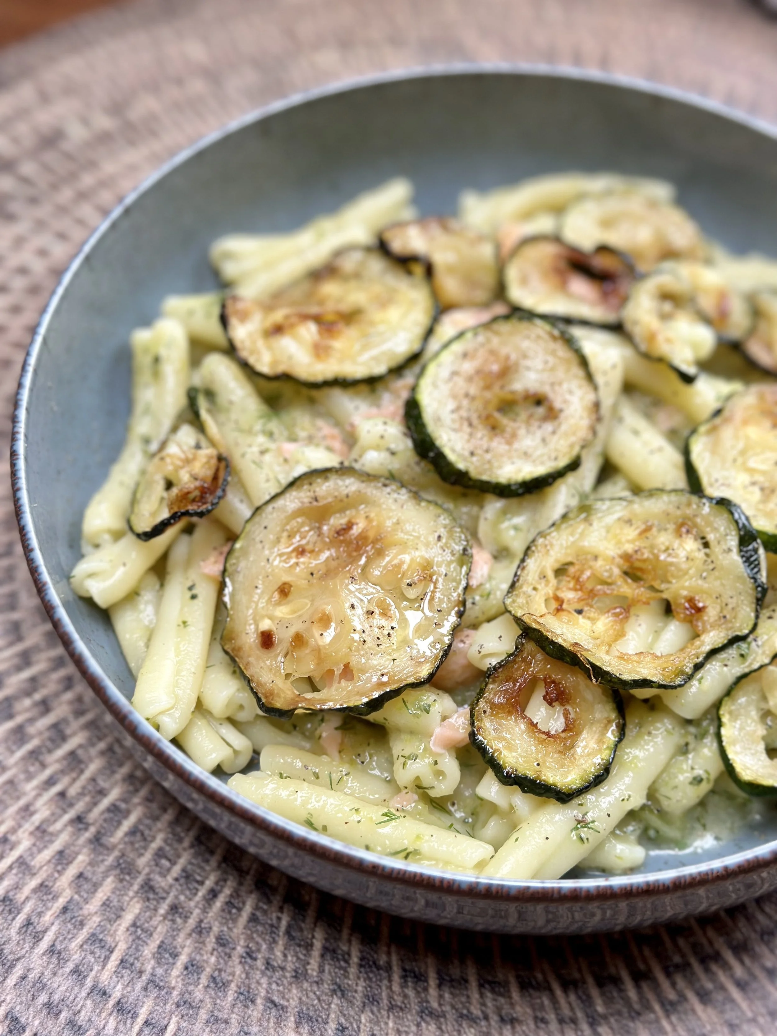 Pasta met courgette, dille en zalm