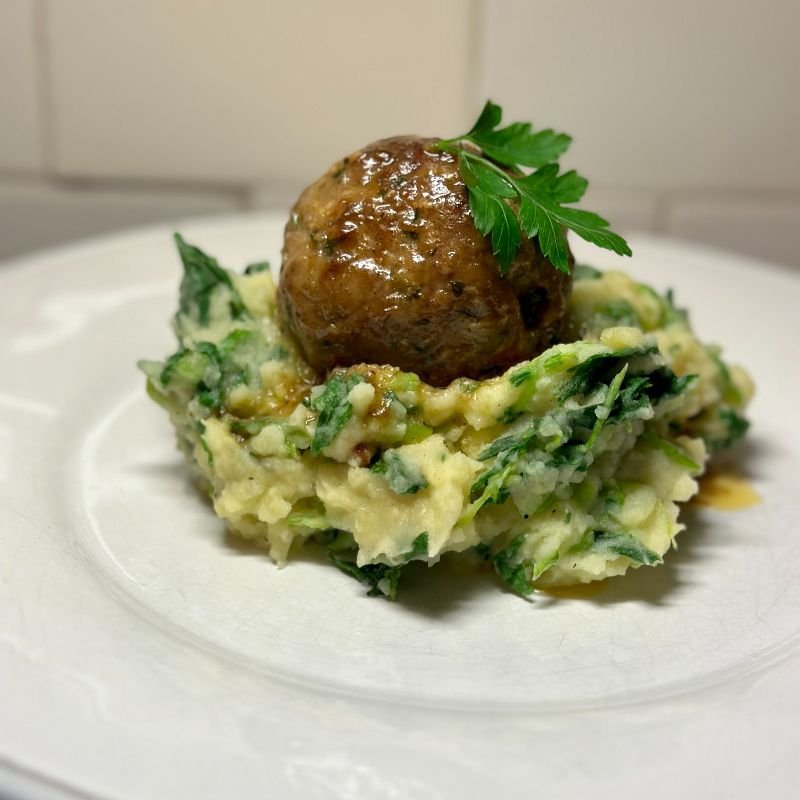 Raapsteeltjes stamppot met een gehaktbal