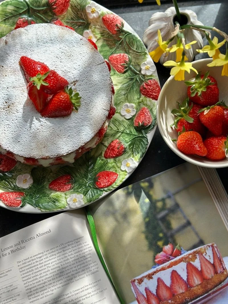 Amandeltaart met ricotta en aardbeien