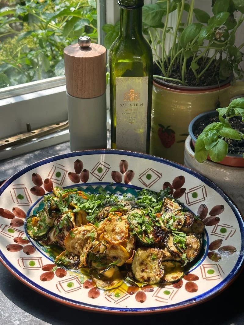 Gegrilde zucchini met kruiden en knoflook