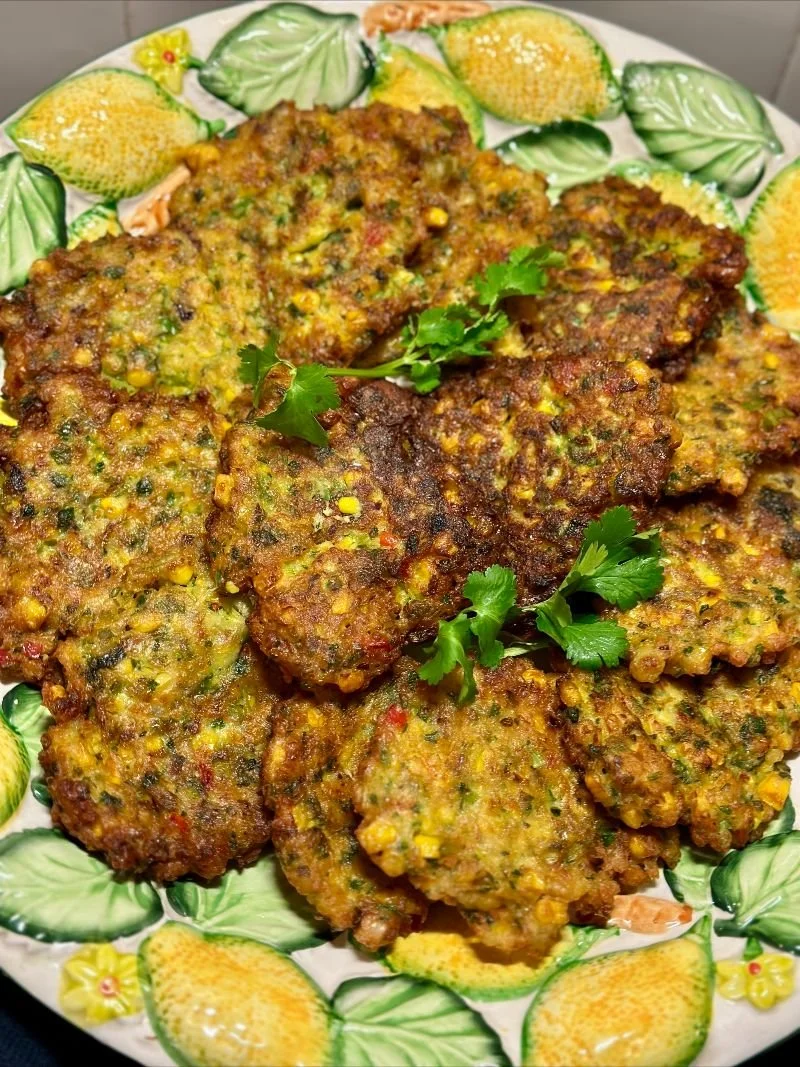 Maïskoekjes met yoghurt-koriander dip