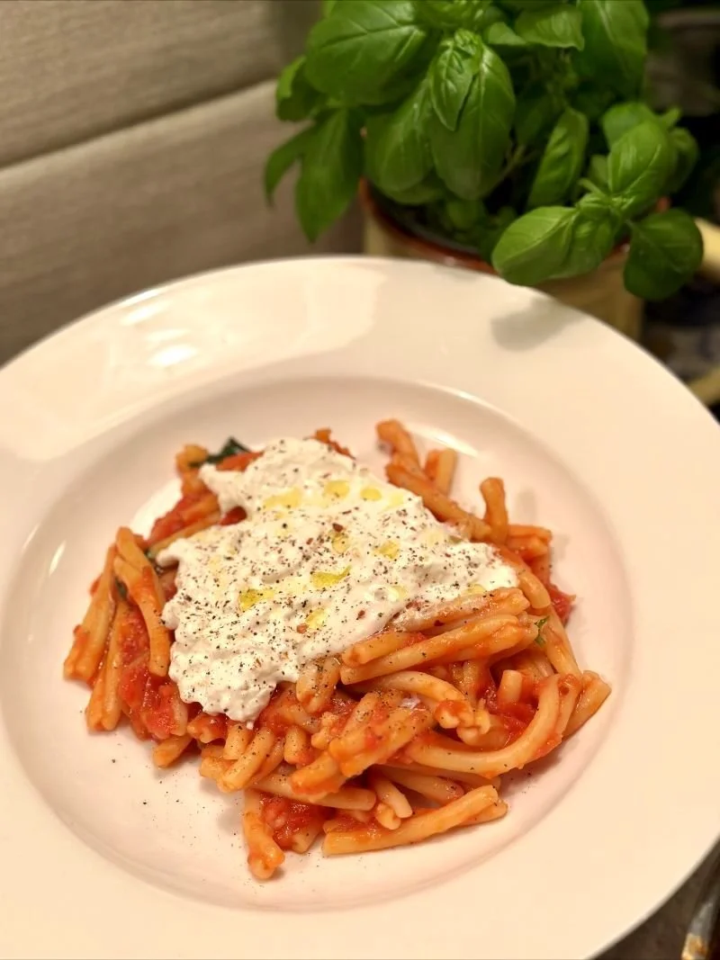 Pasta diavola met burrata