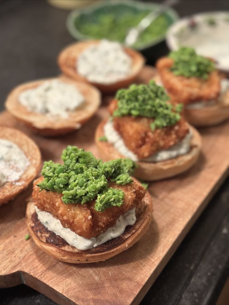 Visburgers met munt, erwten en tartaarsaus