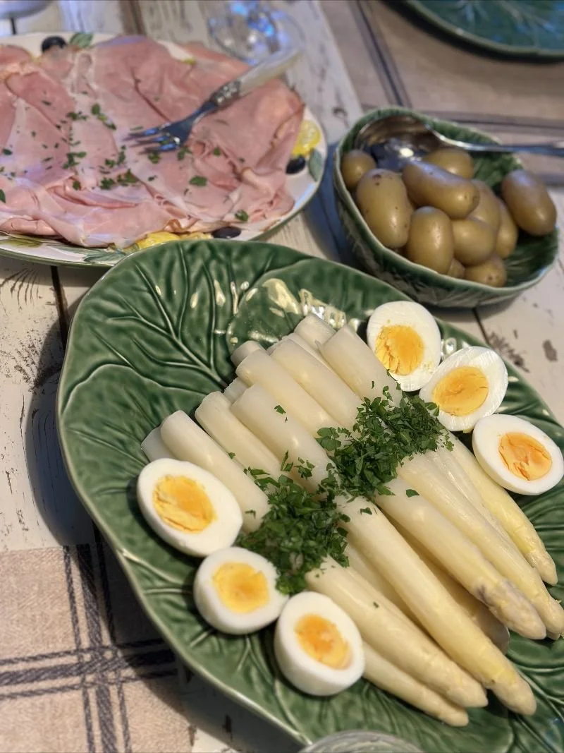 Asperges met aardappeltjes, ham en ei