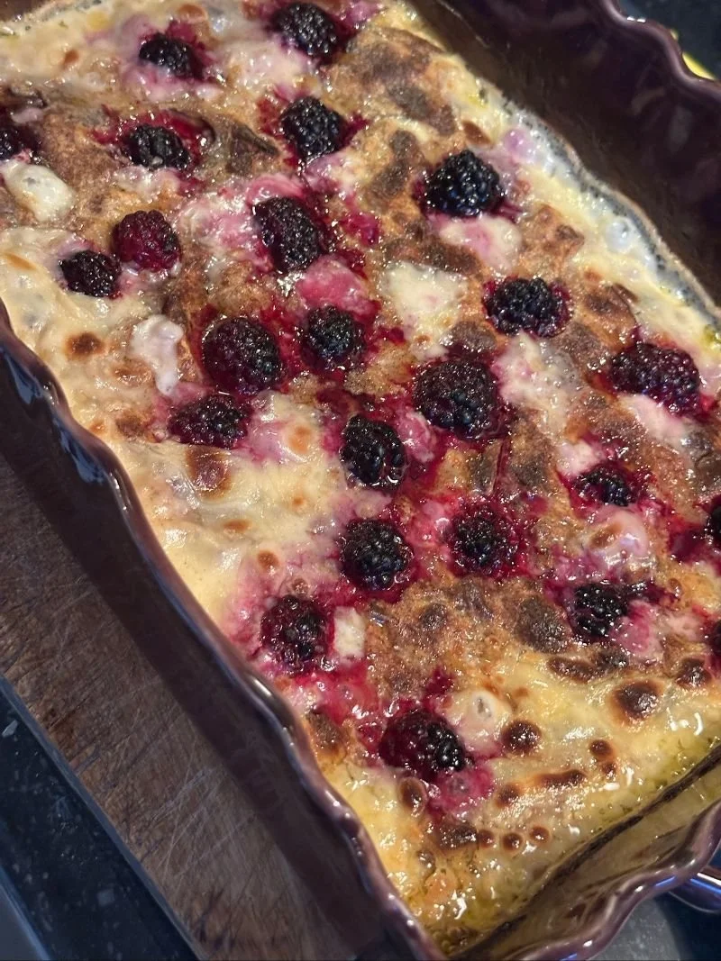 Gebakken rijstpudding met bramen en citroen