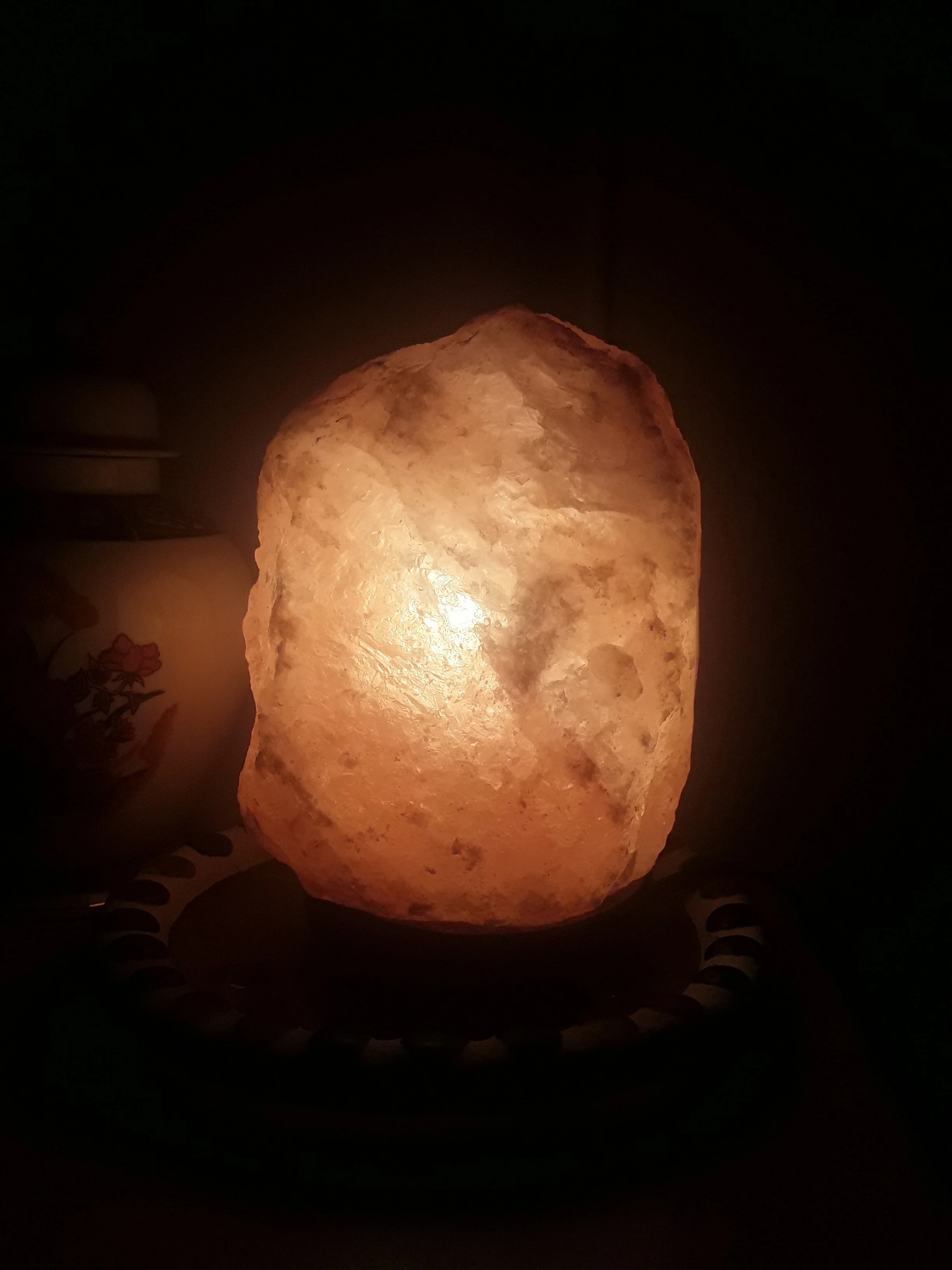9 Benefits of a Natural Pink Himalayan Salt Crystal Lamp