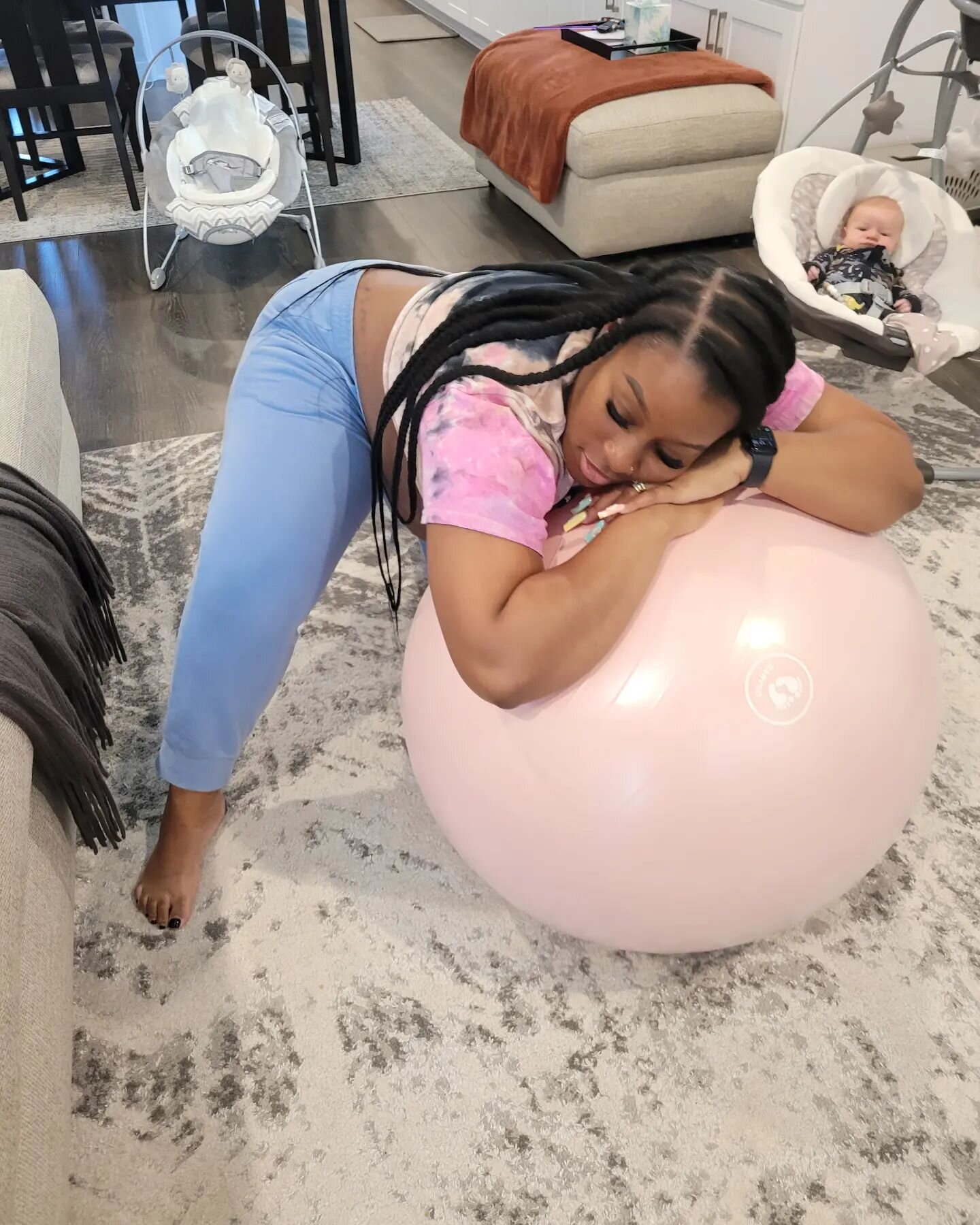Did you know that my Childbirth class covers the positions you'll want to use during labor? 

Understanding the position of baby in relation to your pelvis is so useful when aiming for an efficient labor process! Here my client is opening the midpelv