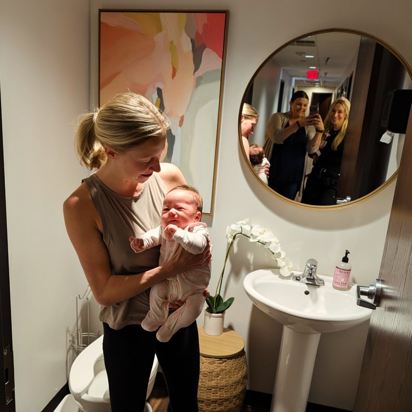 The infamous en-caul bathroom delivery 🫶 6-week postpartum visits are always bittersweet but this one really had us all reminiscing of the magic of her birth ✨

#mermaidbaby #midwiferycare #unmedicatedbirth #precipitousbirth #newborn #postpartumcare
