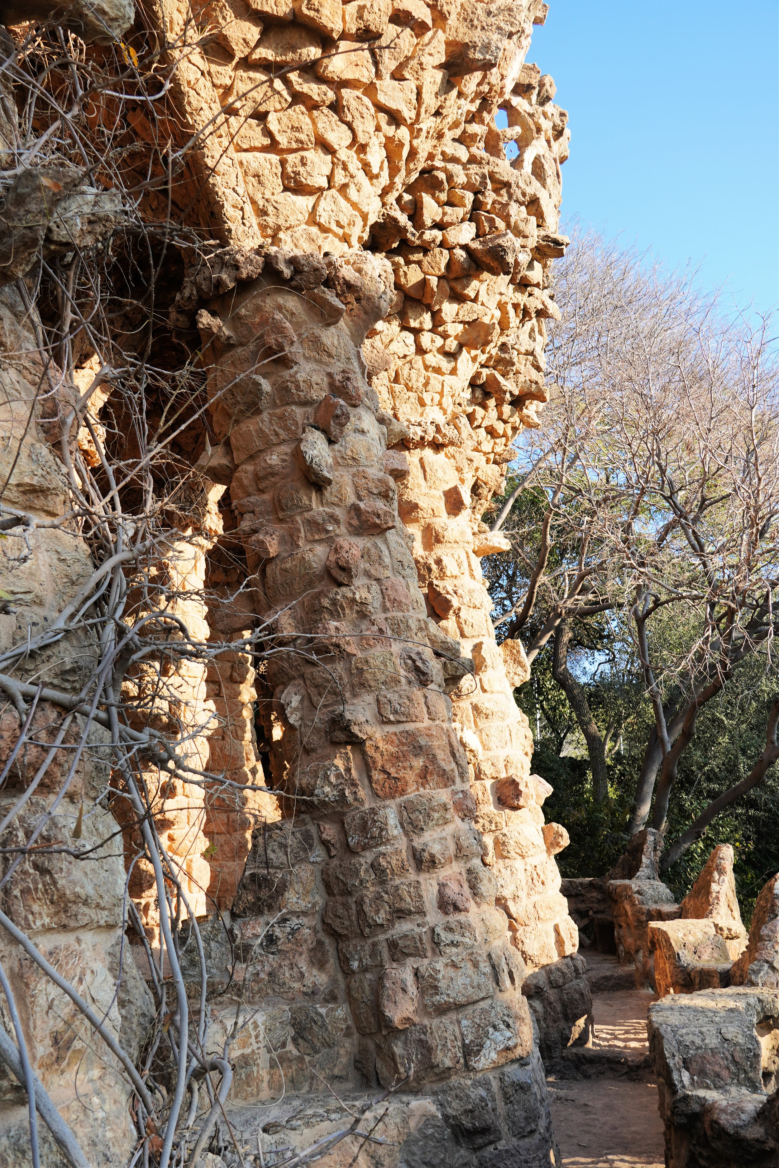 Barcelona - Park Güell Stone Structure.jpg