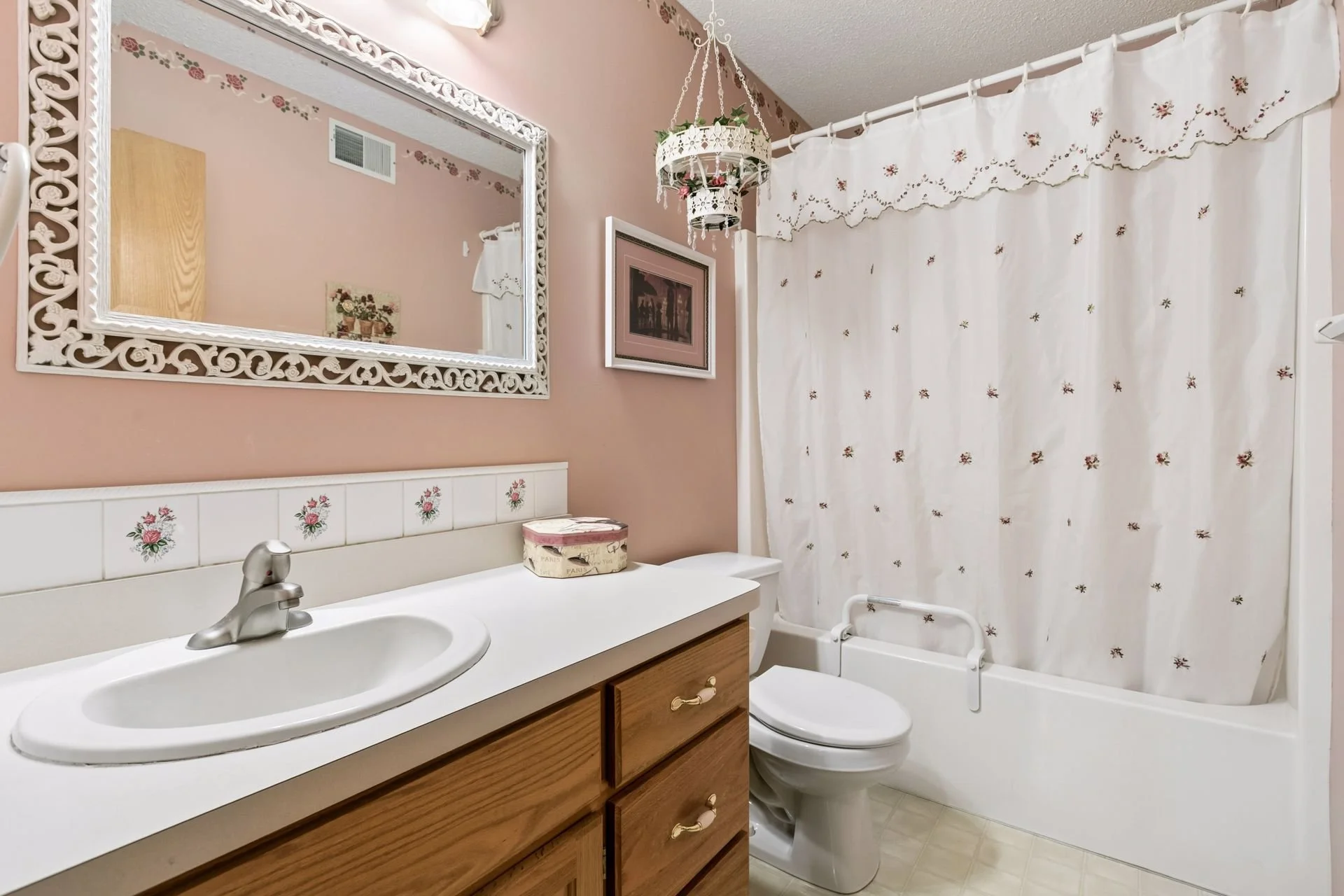 20 Main Bathroom.jpg